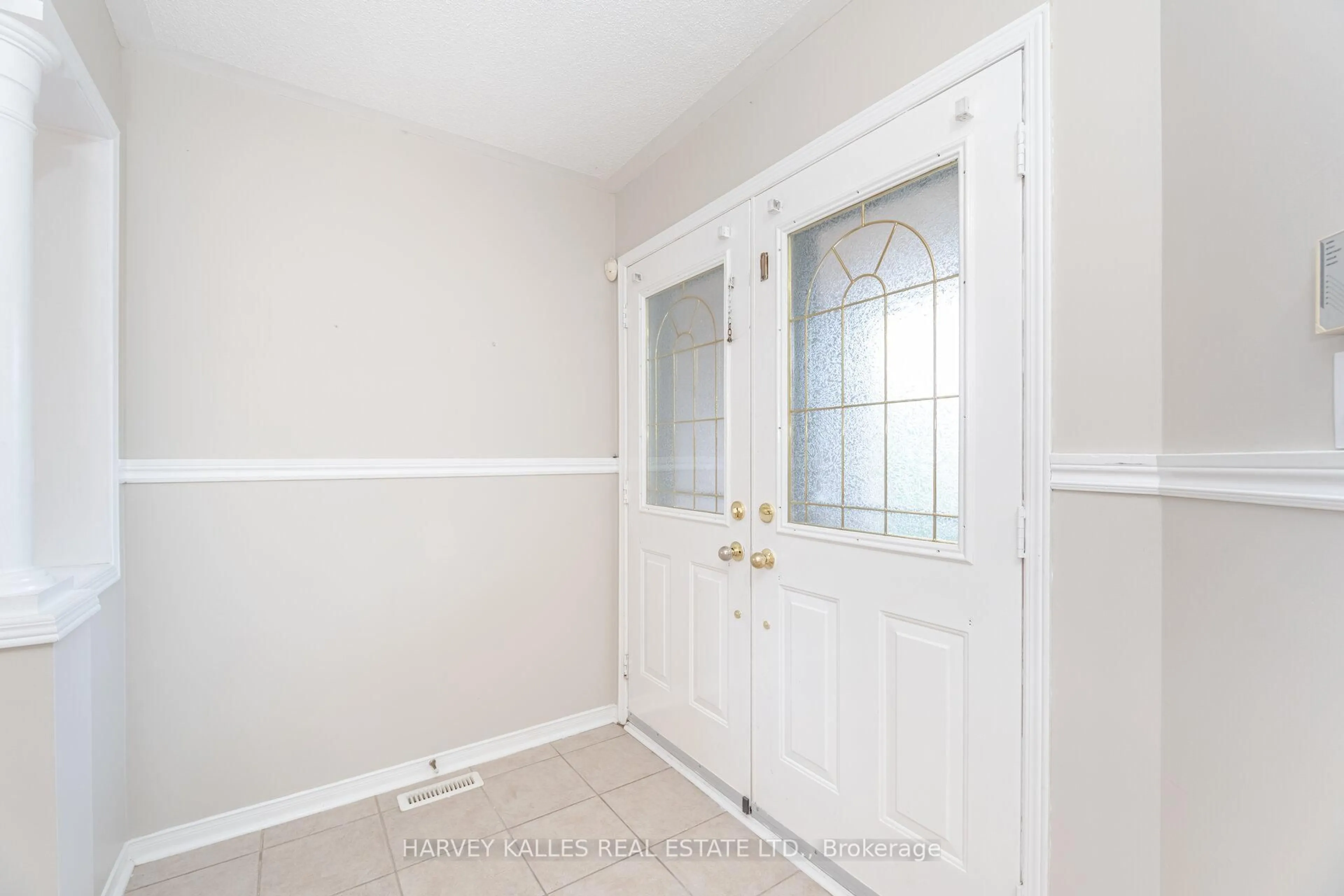 Indoor entryway for 7693 Doverwood Dr, Mississauga Ontario L5N 8J1