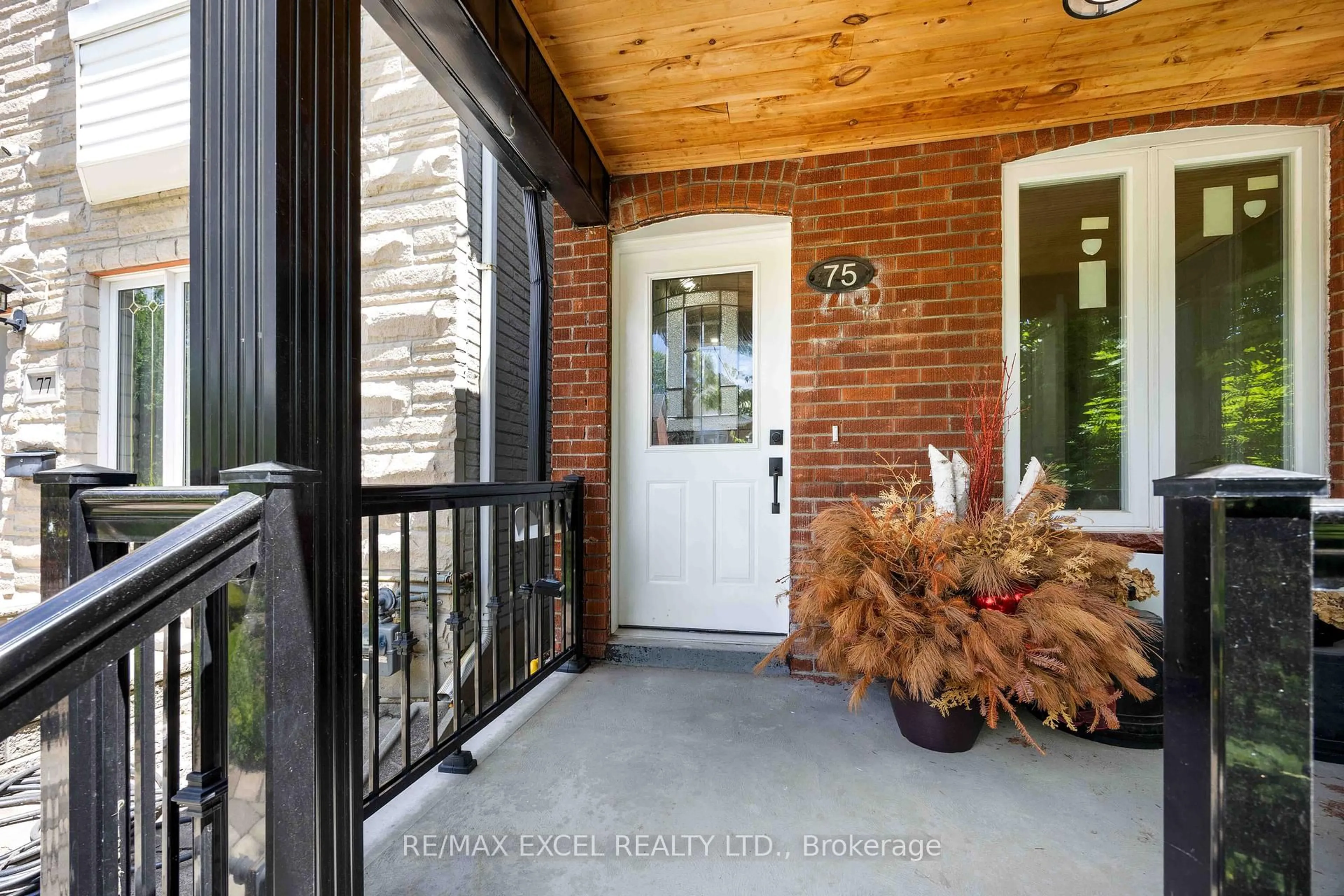 Indoor entryway for 75 Harvie Ave, Toronto Ontario M6E 4K4