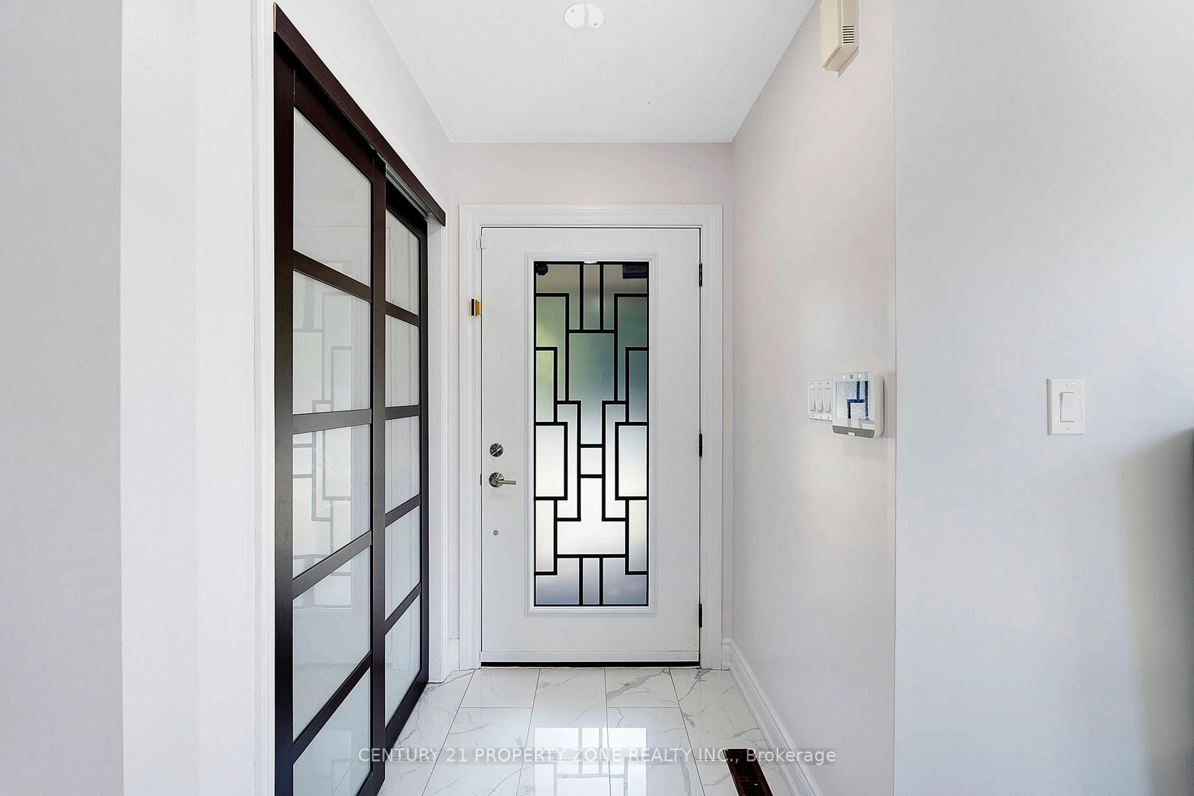 Indoor entryway for 185 Brisdale Dr, Brampton Ontario L7A 2T2