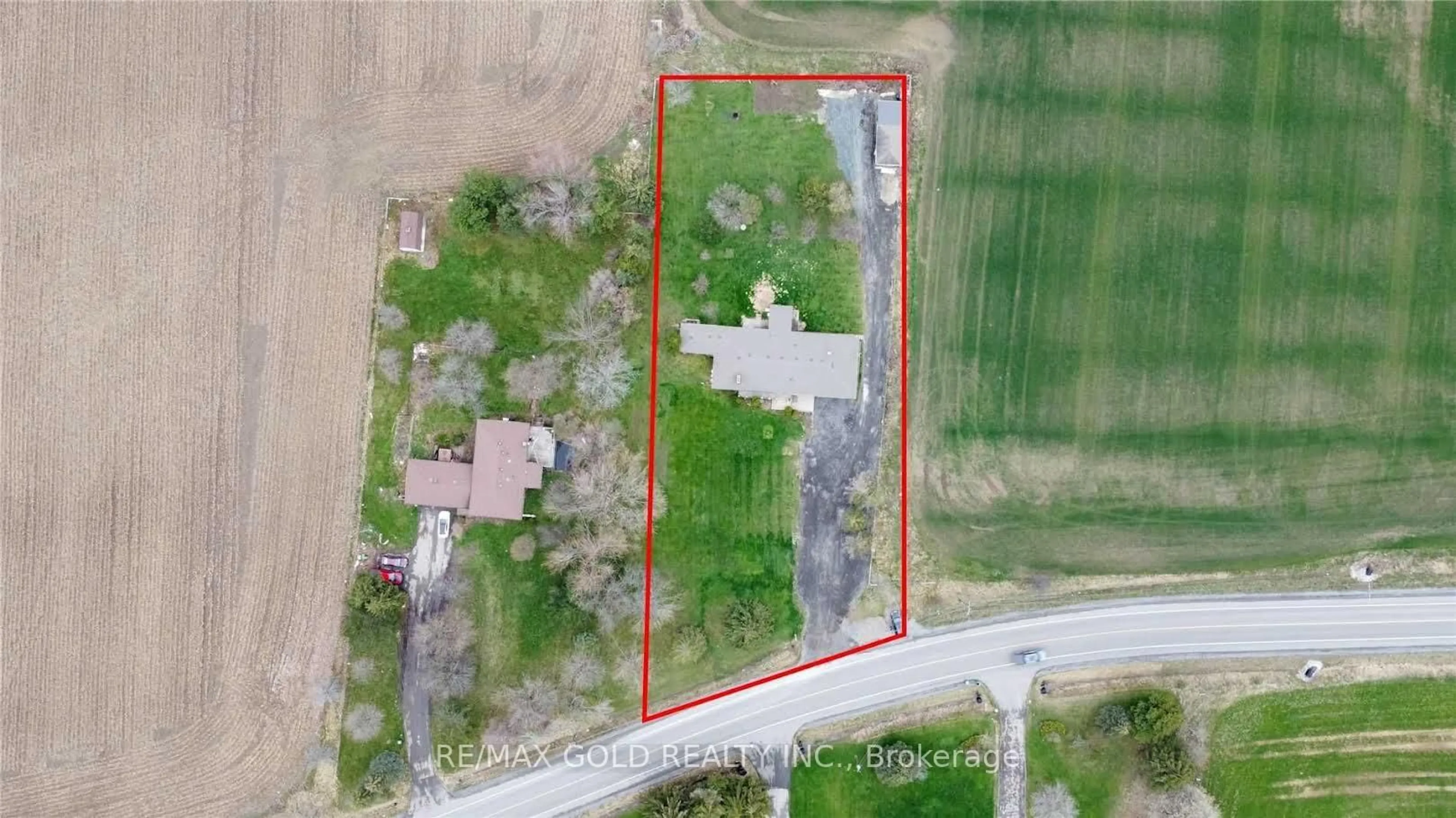 A pic from outside/outdoor area/front of a property/back of a property/a pic from drone, building for 725 Old School Rd, Caledon Ontario L7C 0X3