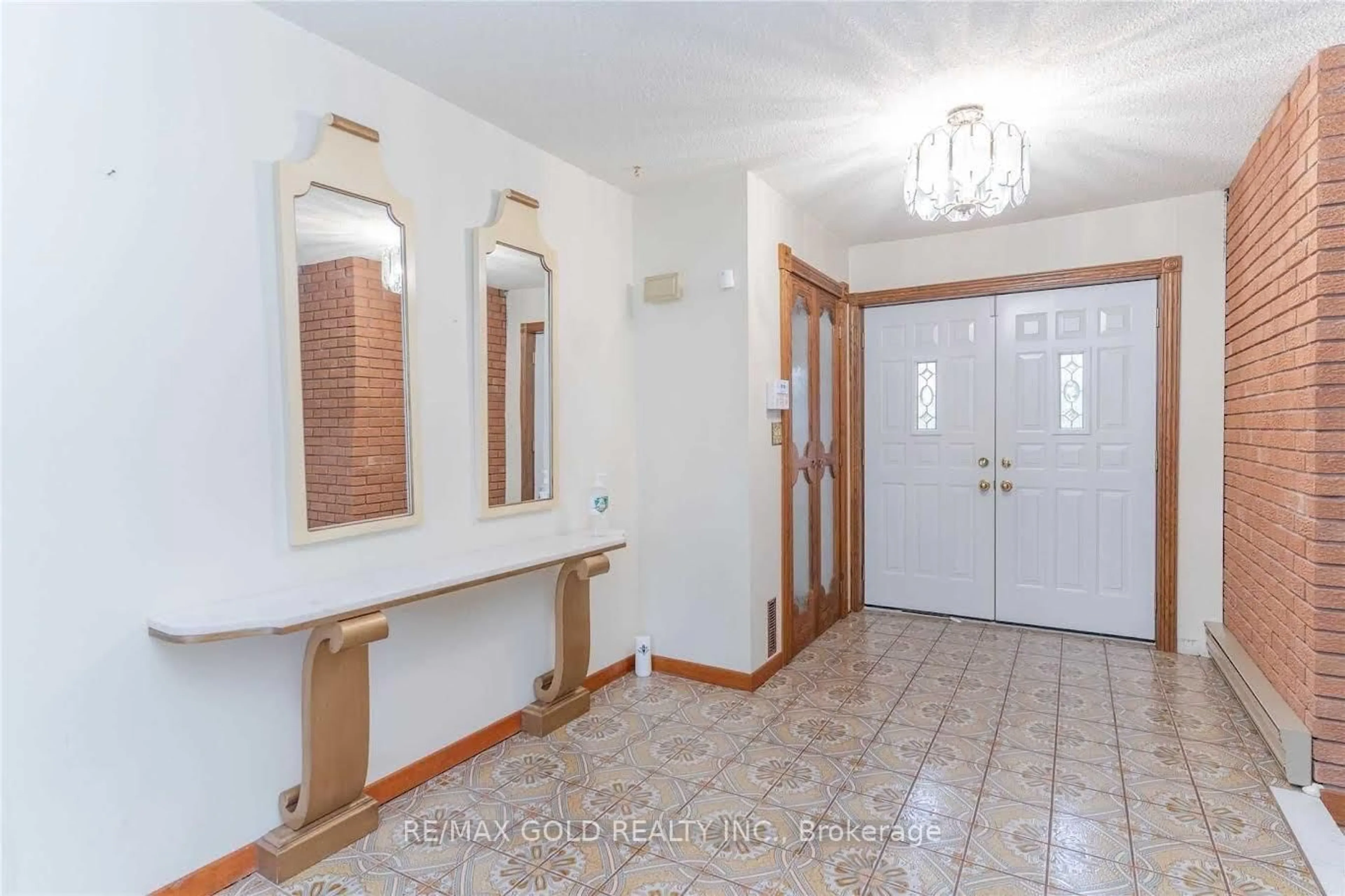 Indoor foyer for 725 Old School Rd, Caledon Ontario L7C 0X3