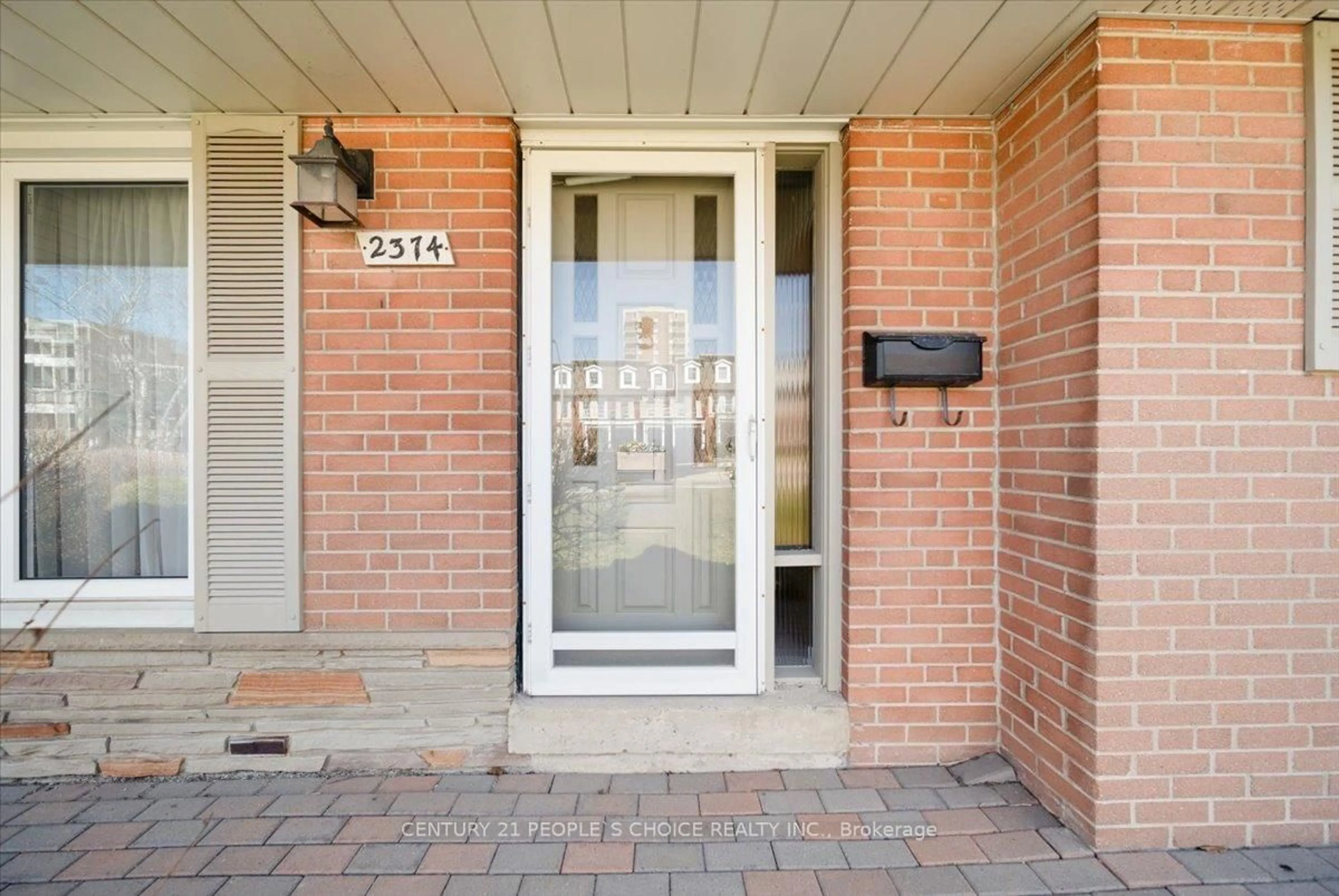 Indoor entryway for 2374 Truscott Dr, Mississauga Ontario L5J 2B2