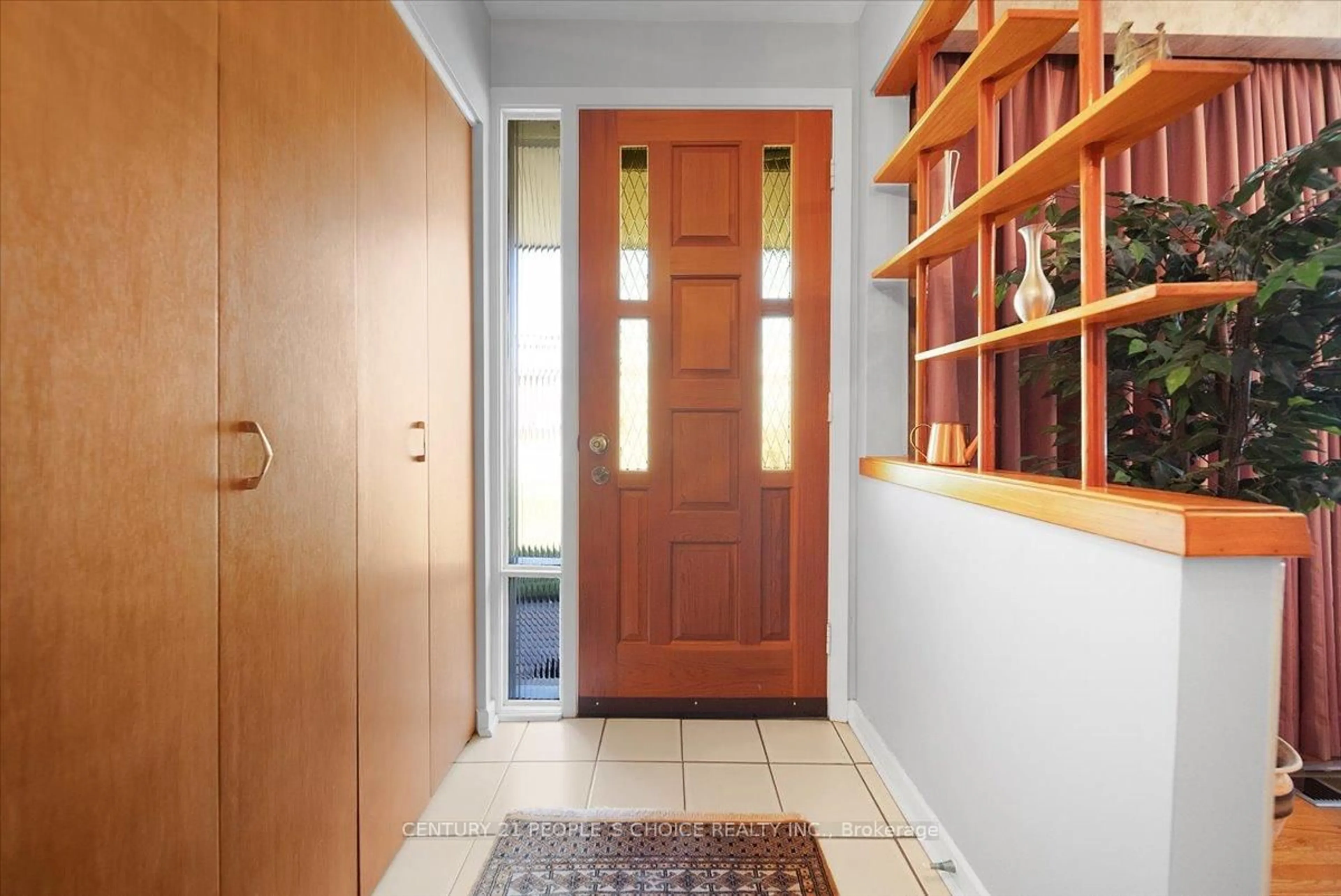 Indoor entryway for 2374 Truscott Dr, Mississauga Ontario L5J 2B2