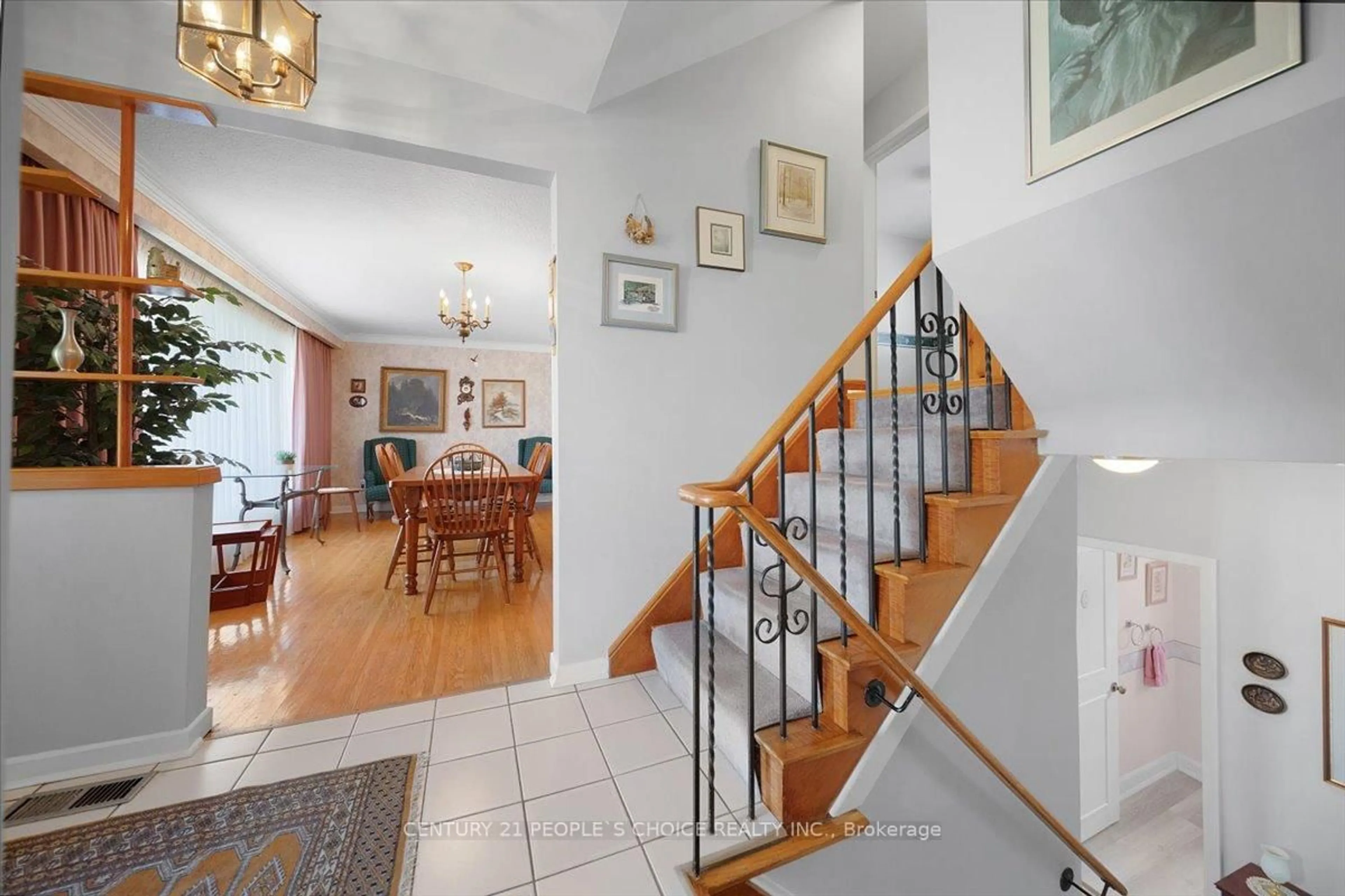Indoor foyer for 2374 Truscott Dr, Mississauga Ontario L5J 2B2