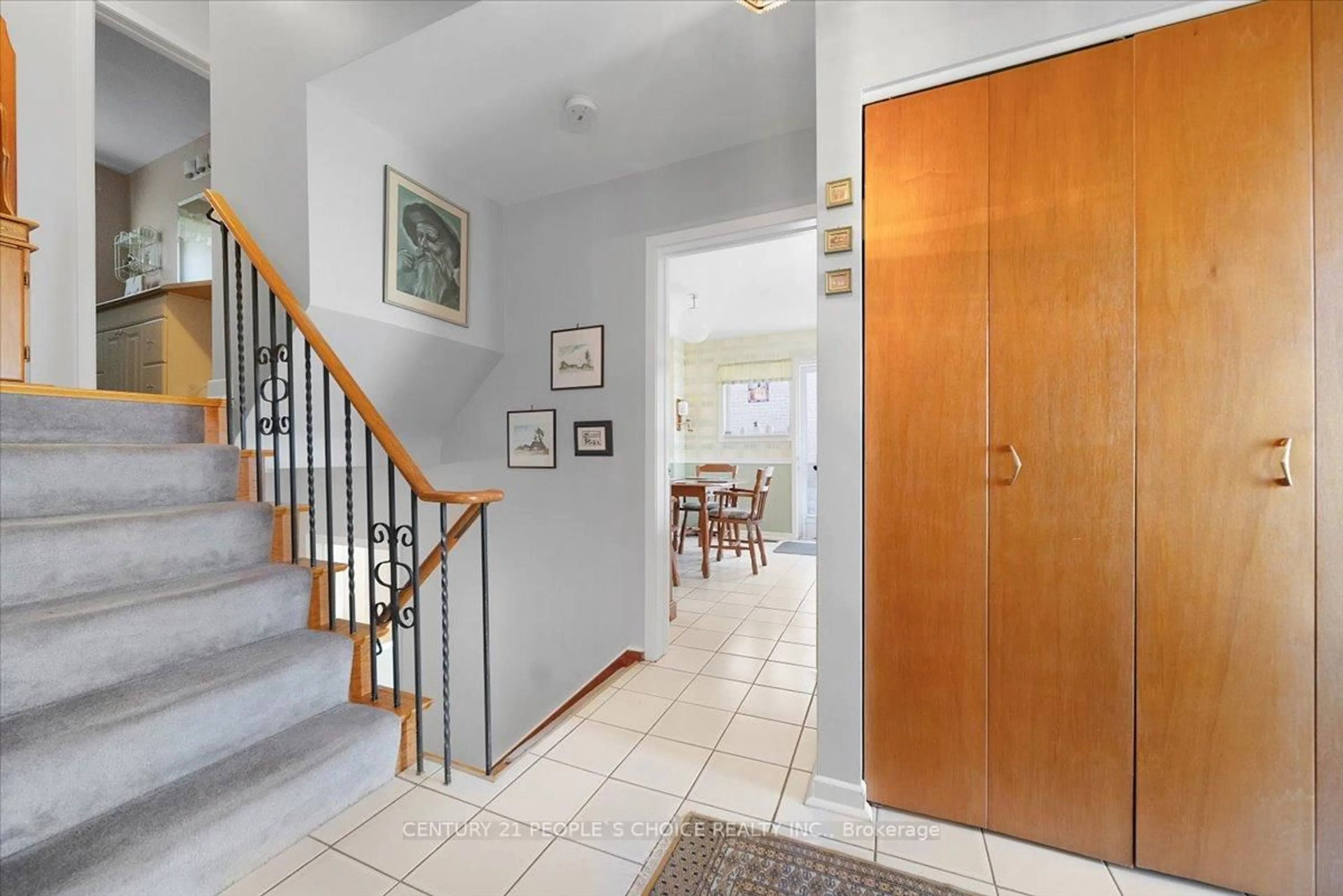 Indoor foyer for 2374 Truscott Dr, Mississauga Ontario L5J 2B2