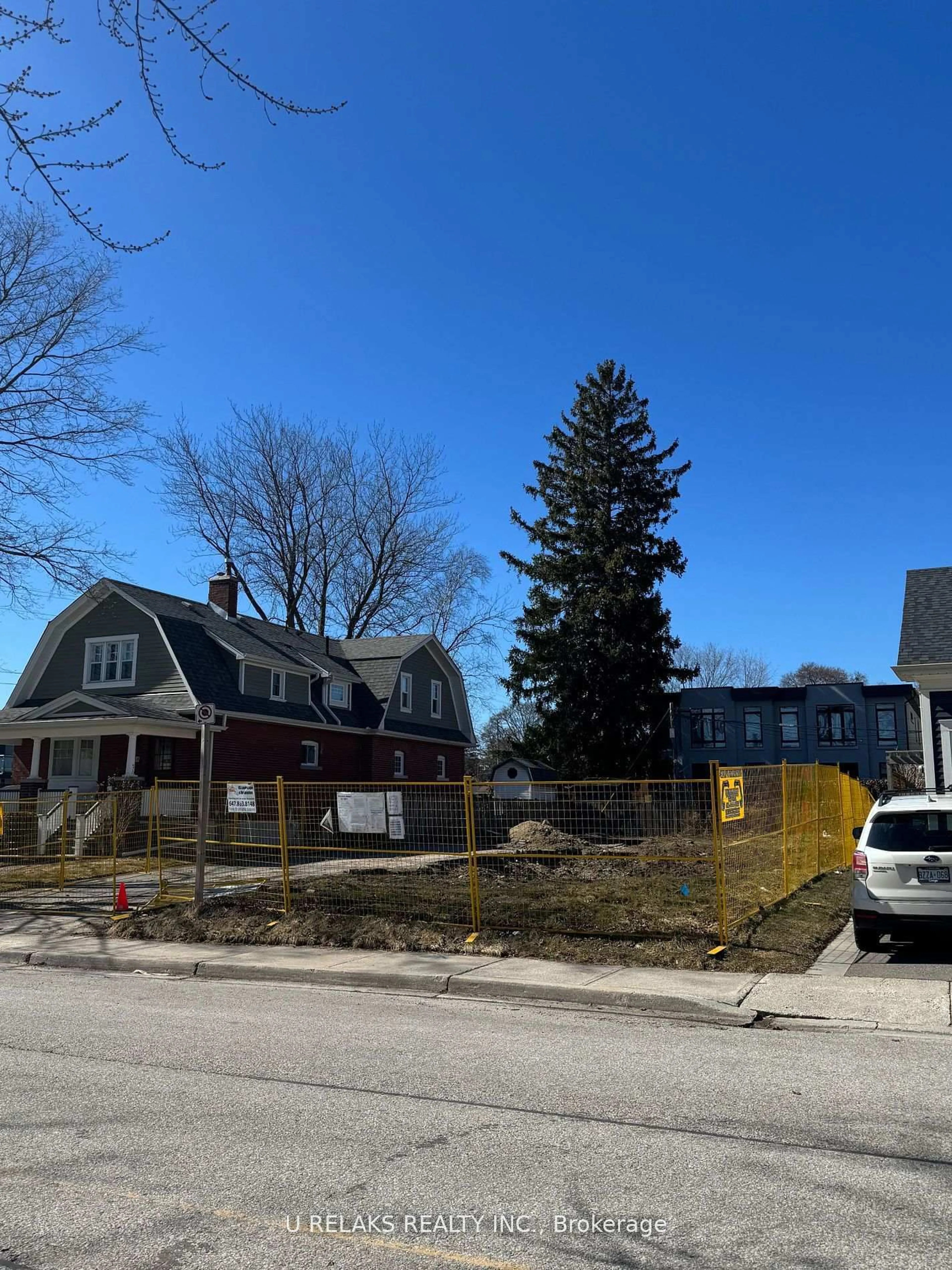 A pic from outside/outdoor area/front of a property/back of a property/a pic from drone, street for 52 Forest Ave, Mississauga Ontario L5G 1L2