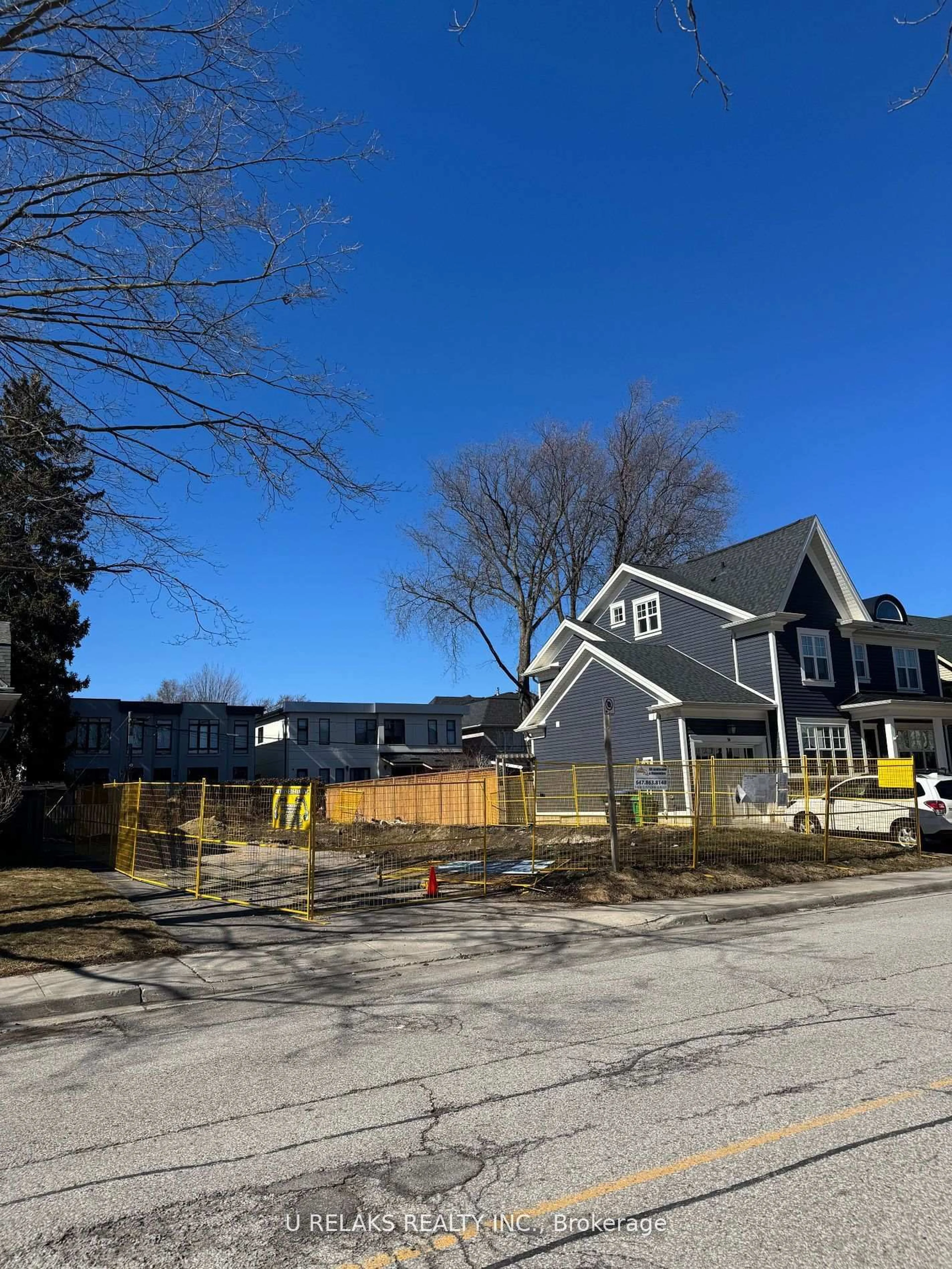 A pic from outside/outdoor area/front of a property/back of a property/a pic from drone, street for 52 Forest Ave, Mississauga Ontario L5G 1L2