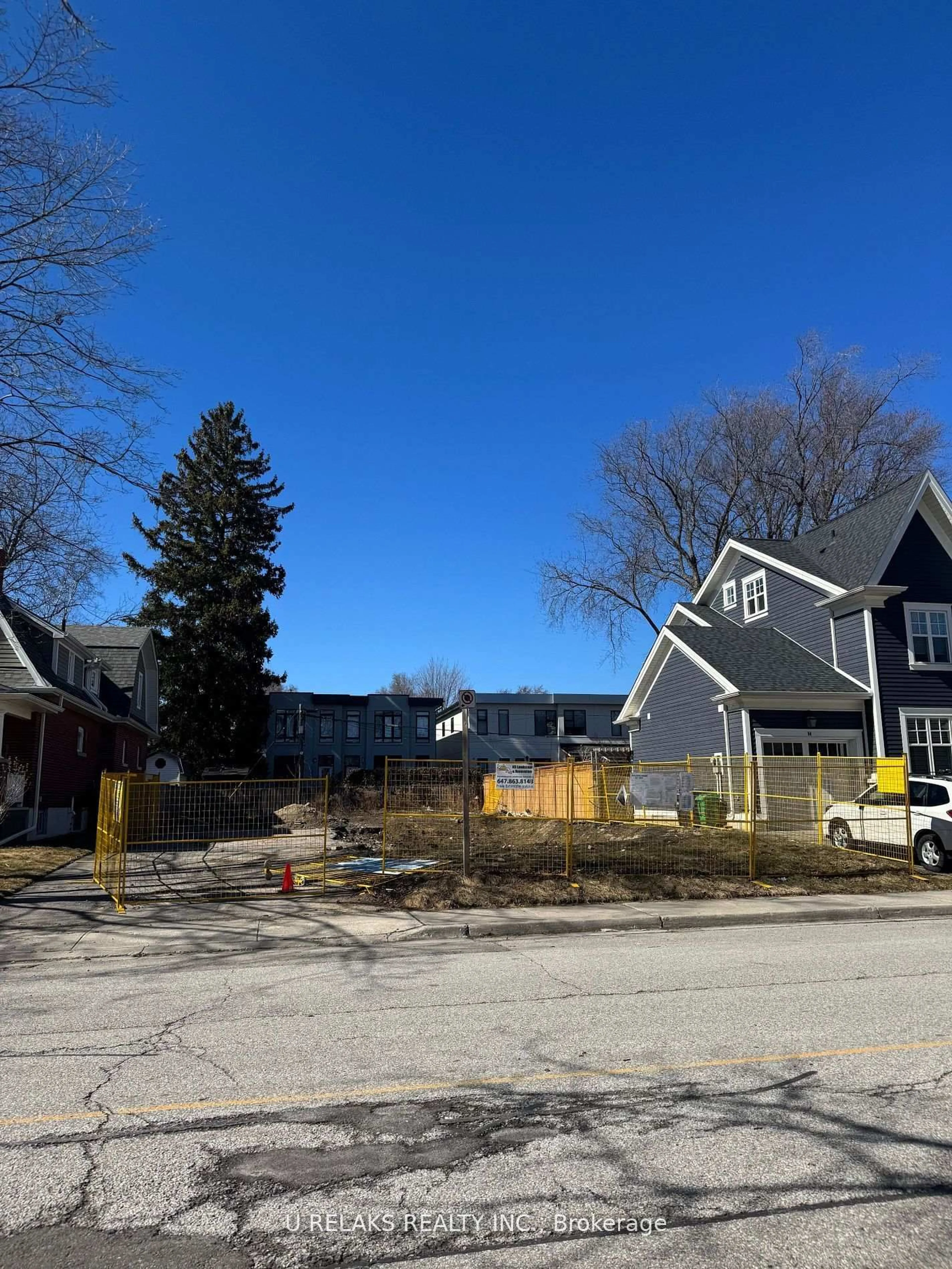 A pic from outside/outdoor area/front of a property/back of a property/a pic from drone, street for 52 Forest Ave, Mississauga Ontario L5G 1L2