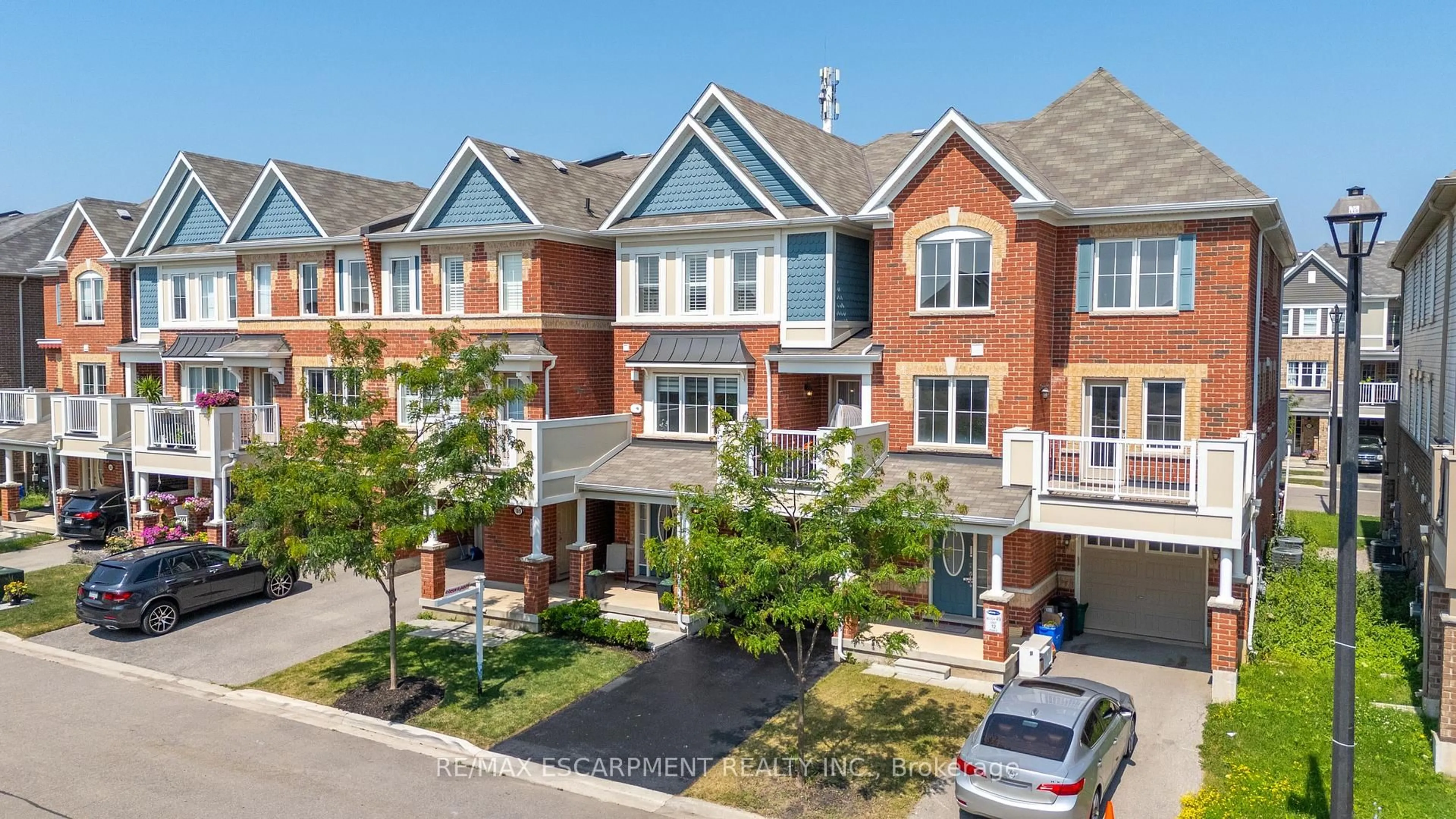 A pic from outside/outdoor area/front of a property/back of a property/a pic from drone, street for 191 Lemieux Crt, Milton Ontario L9T 7K6