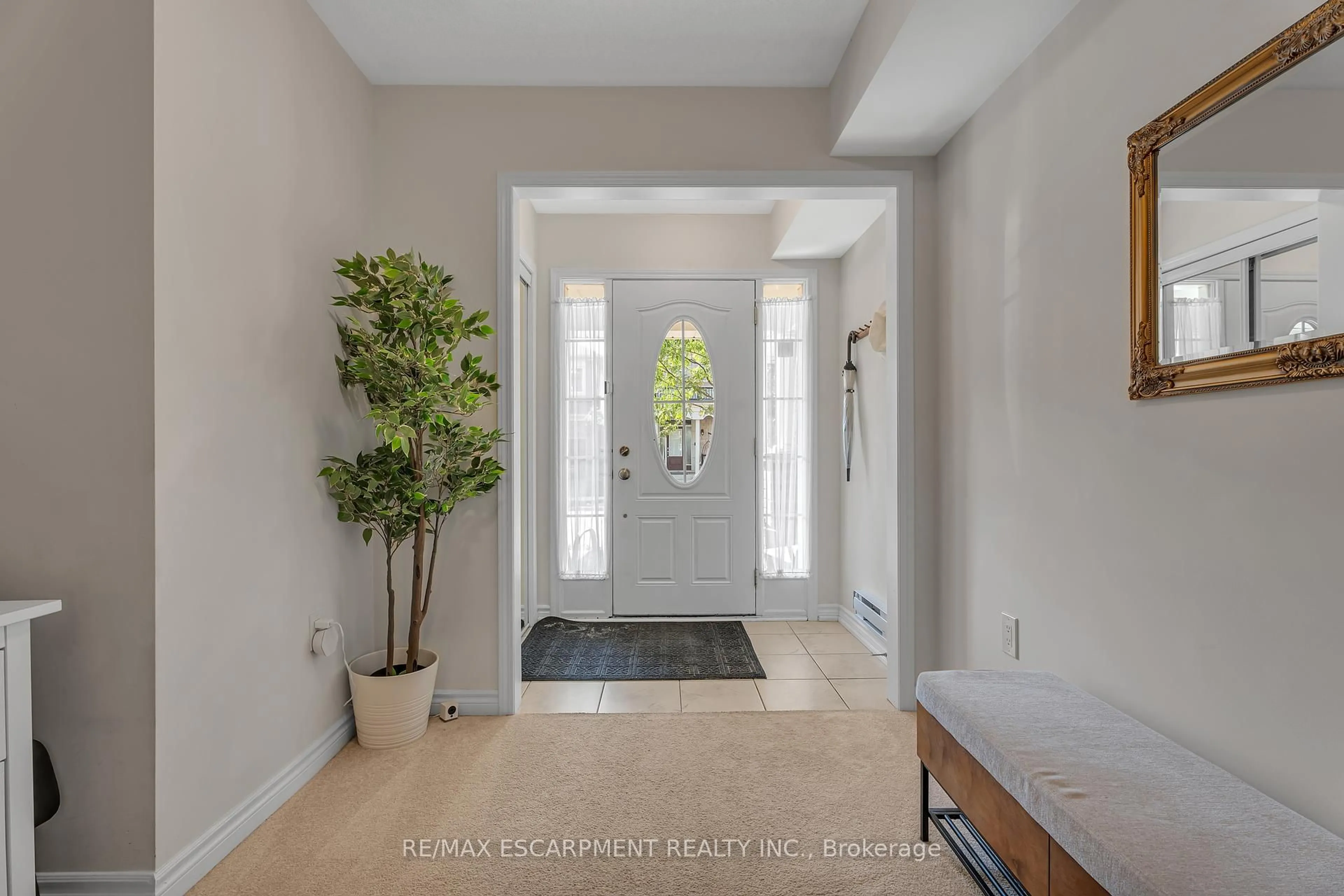 Indoor entryway for 191 Lemieux Crt, Milton Ontario L9T 7K6
