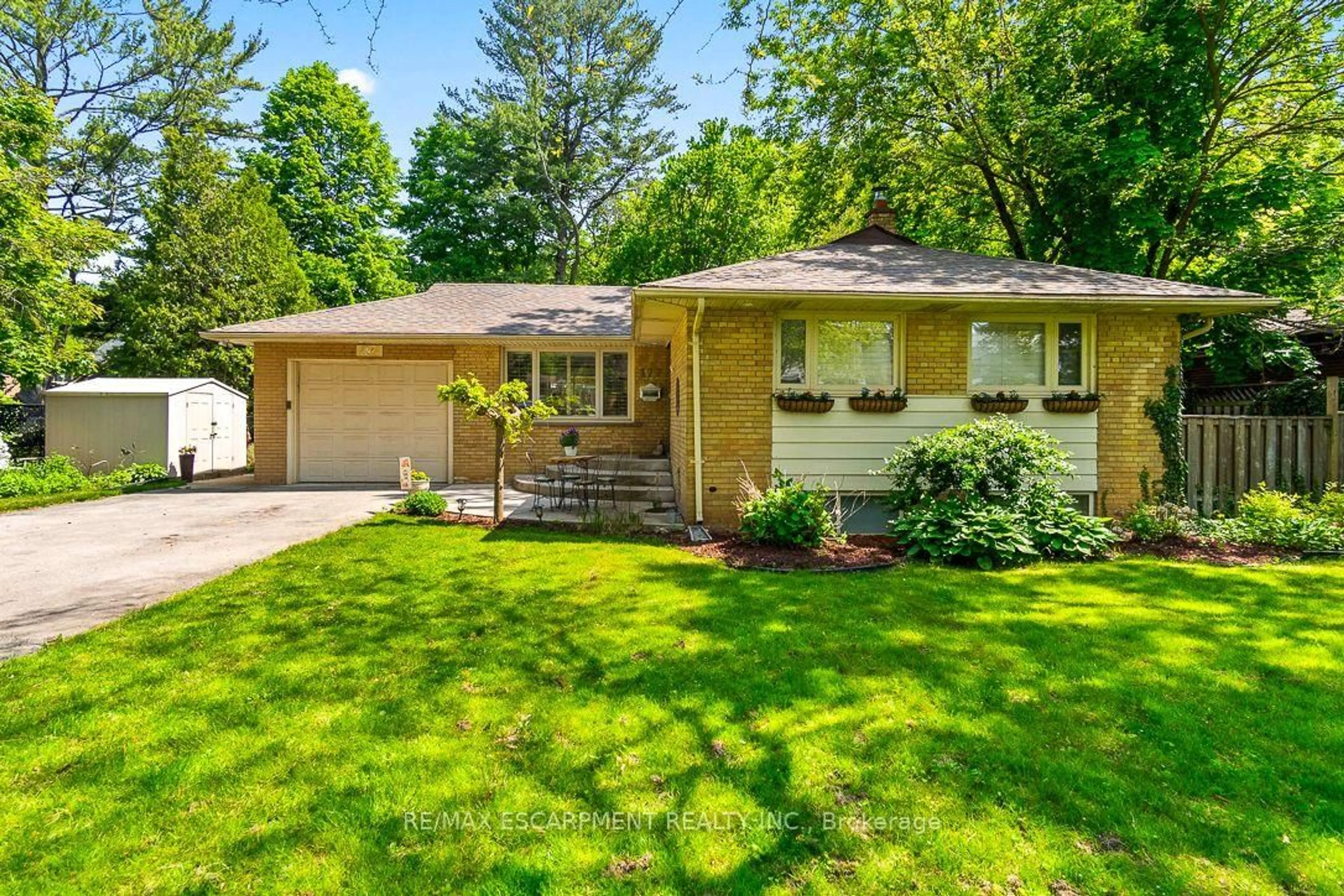Home with vinyl exterior material, street for 177 Woodhaven Park Dr, Oakville Ontario L6L 4K4