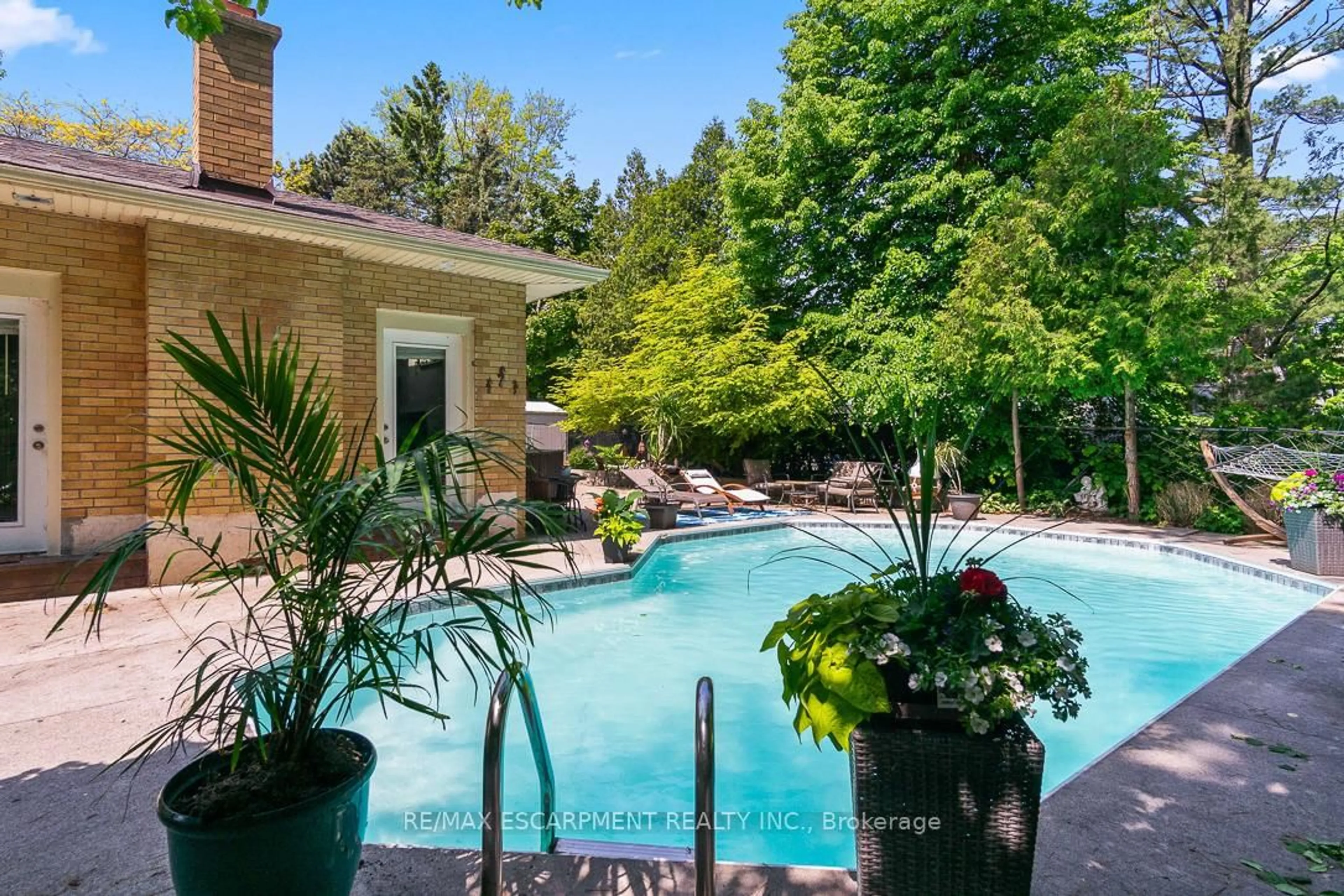 Pool for 177 Woodhaven Park Dr, Oakville Ontario L6L 4K4