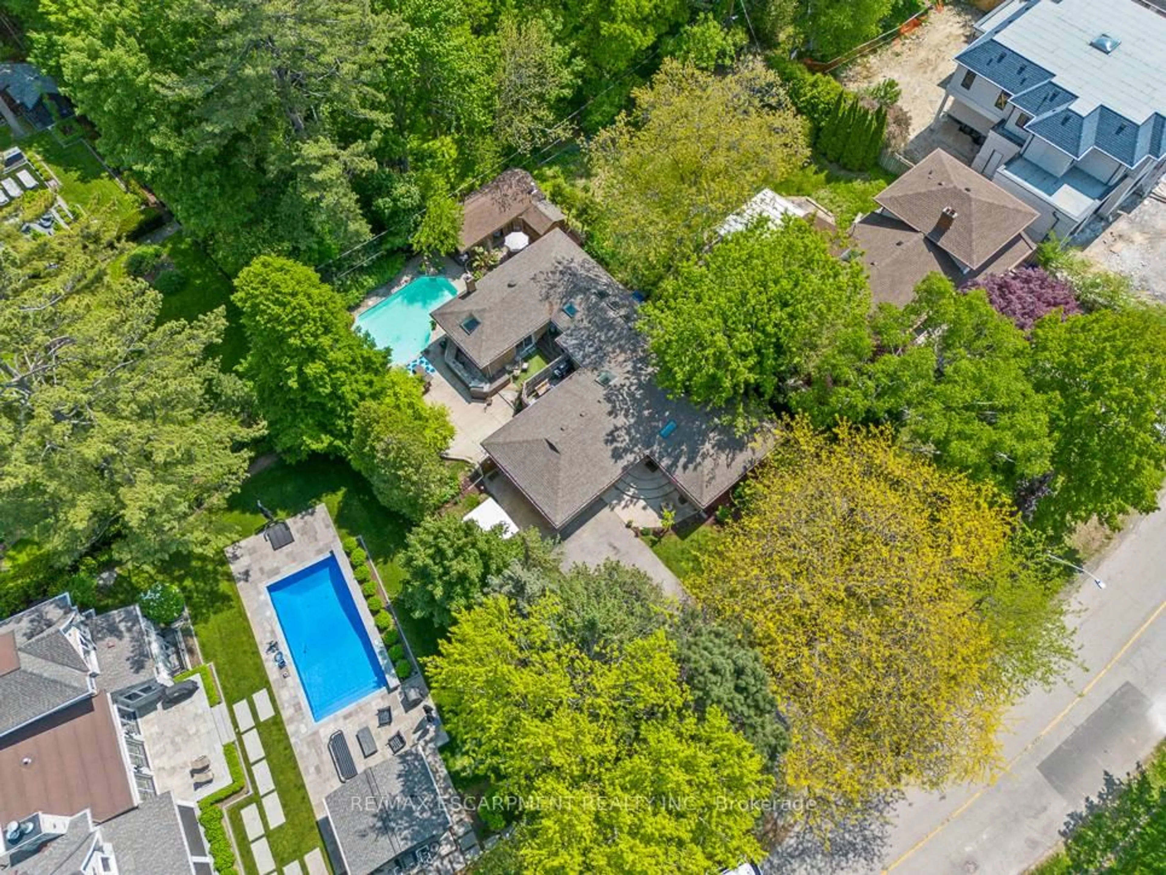 A pic from outside/outdoor area/front of a property/back of a property/a pic from drone, street for 177 Woodhaven Park Dr, Oakville Ontario L6L 4K4