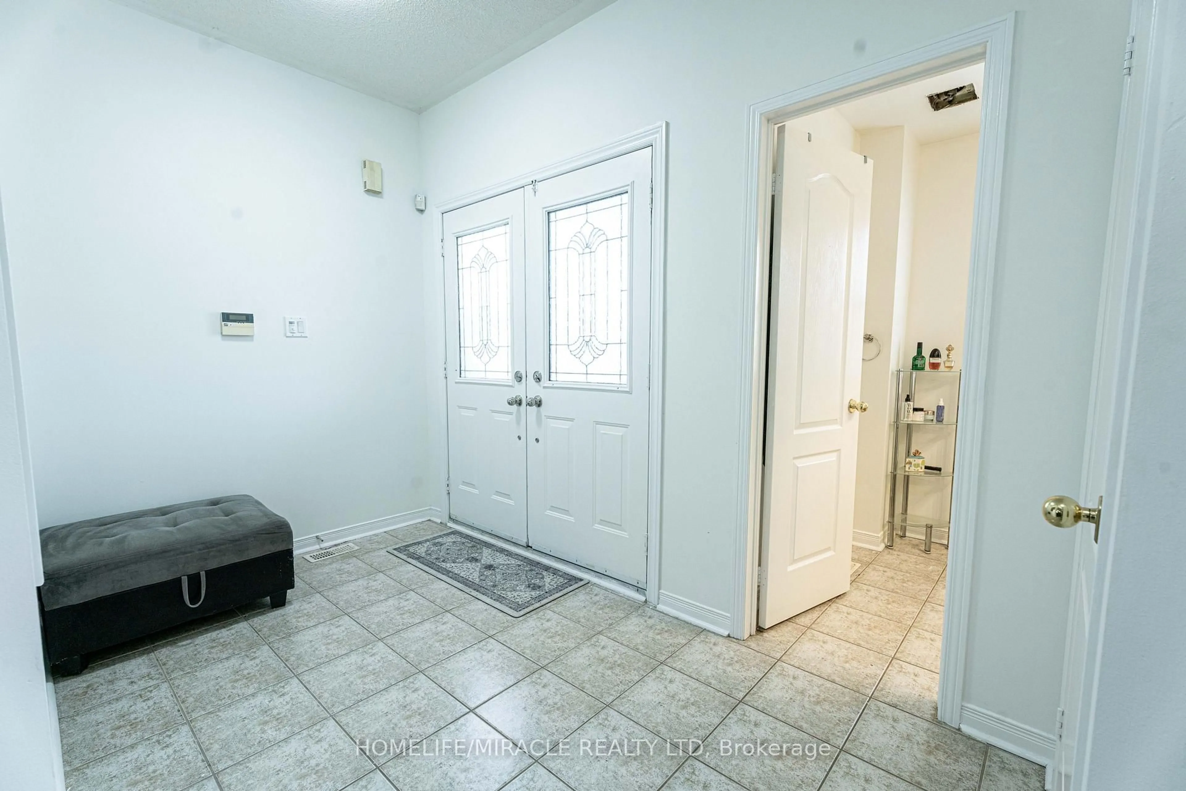 Indoor entryway for 16 Signet Cres, Brampton Ontario L7A 2V1