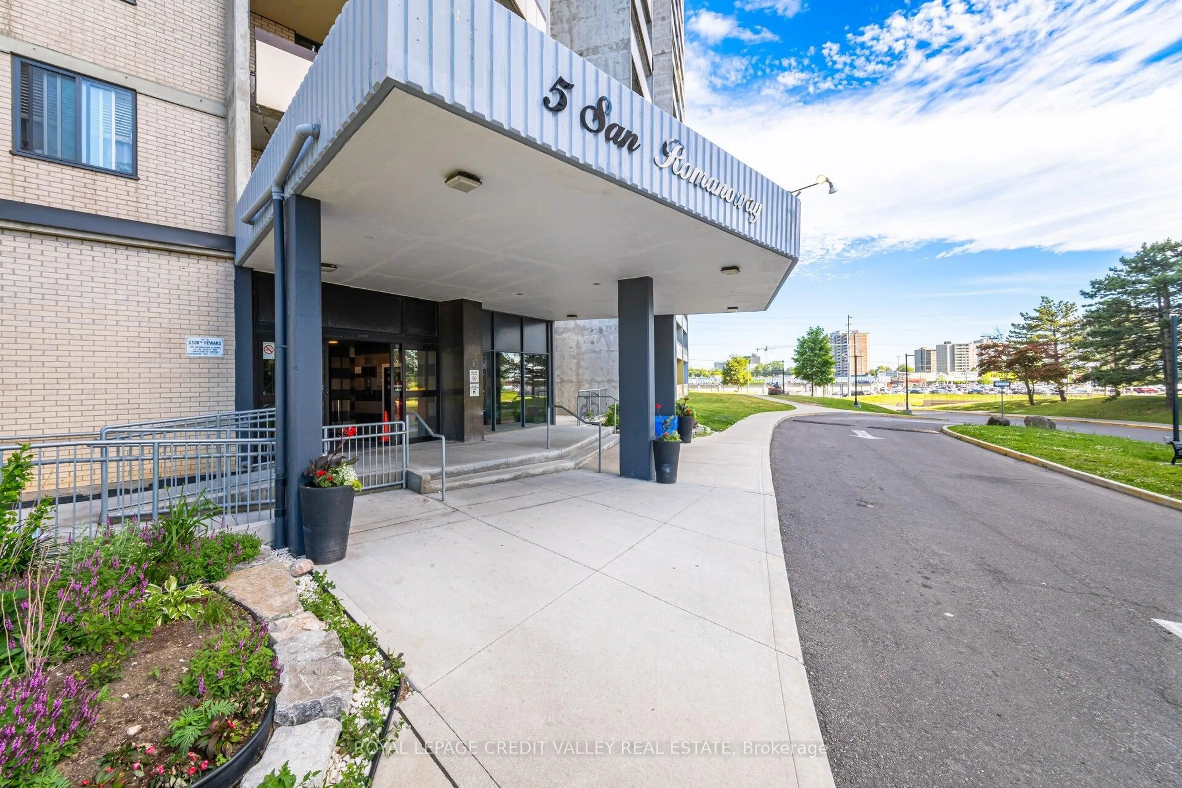 Indoor foyer for 5 San Romanoway #405, Toronto Ontario M3N 2Y4