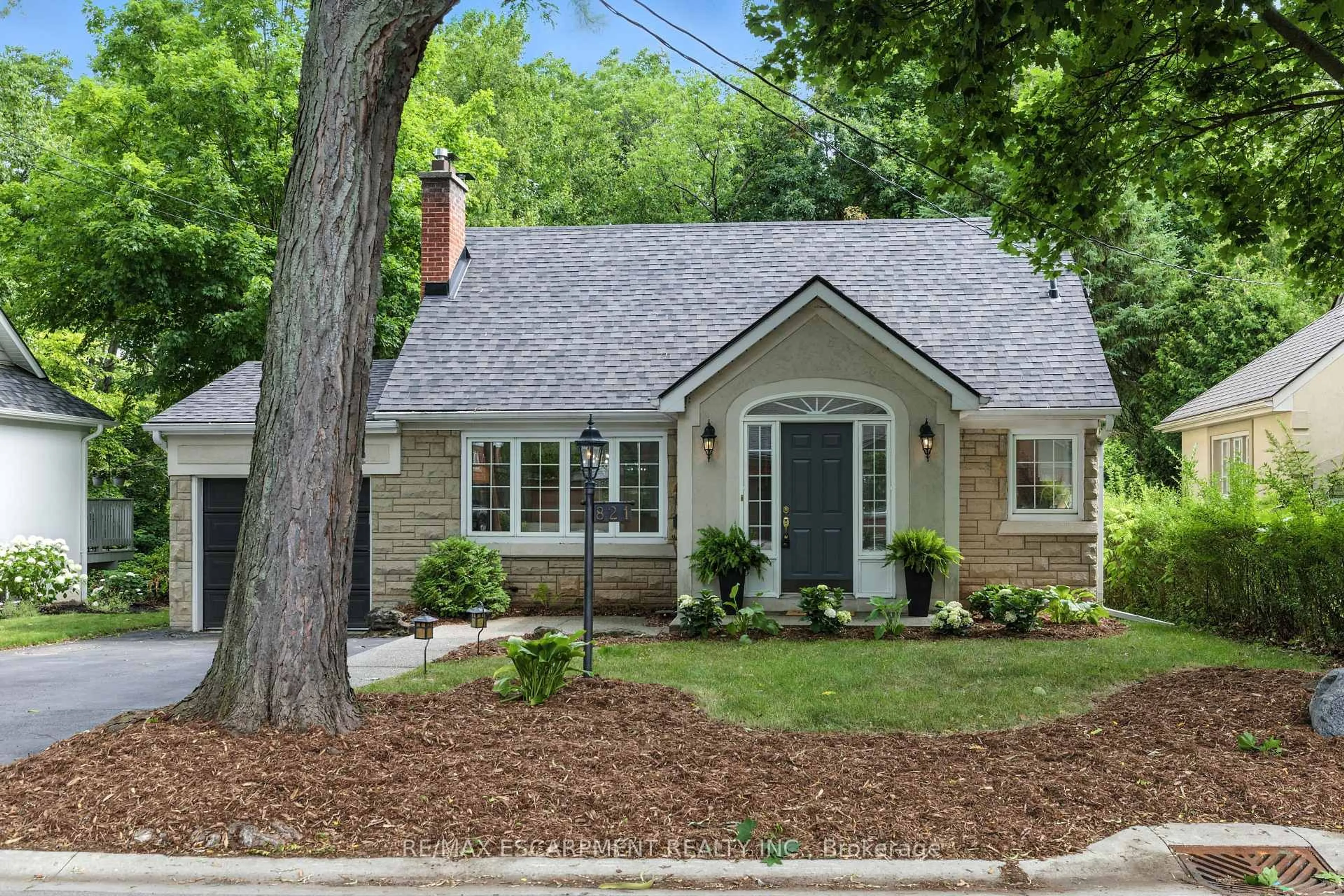 Home with brick exterior material, street for 821 SHADELAND Ave, Burlington Ontario L7T 2M2