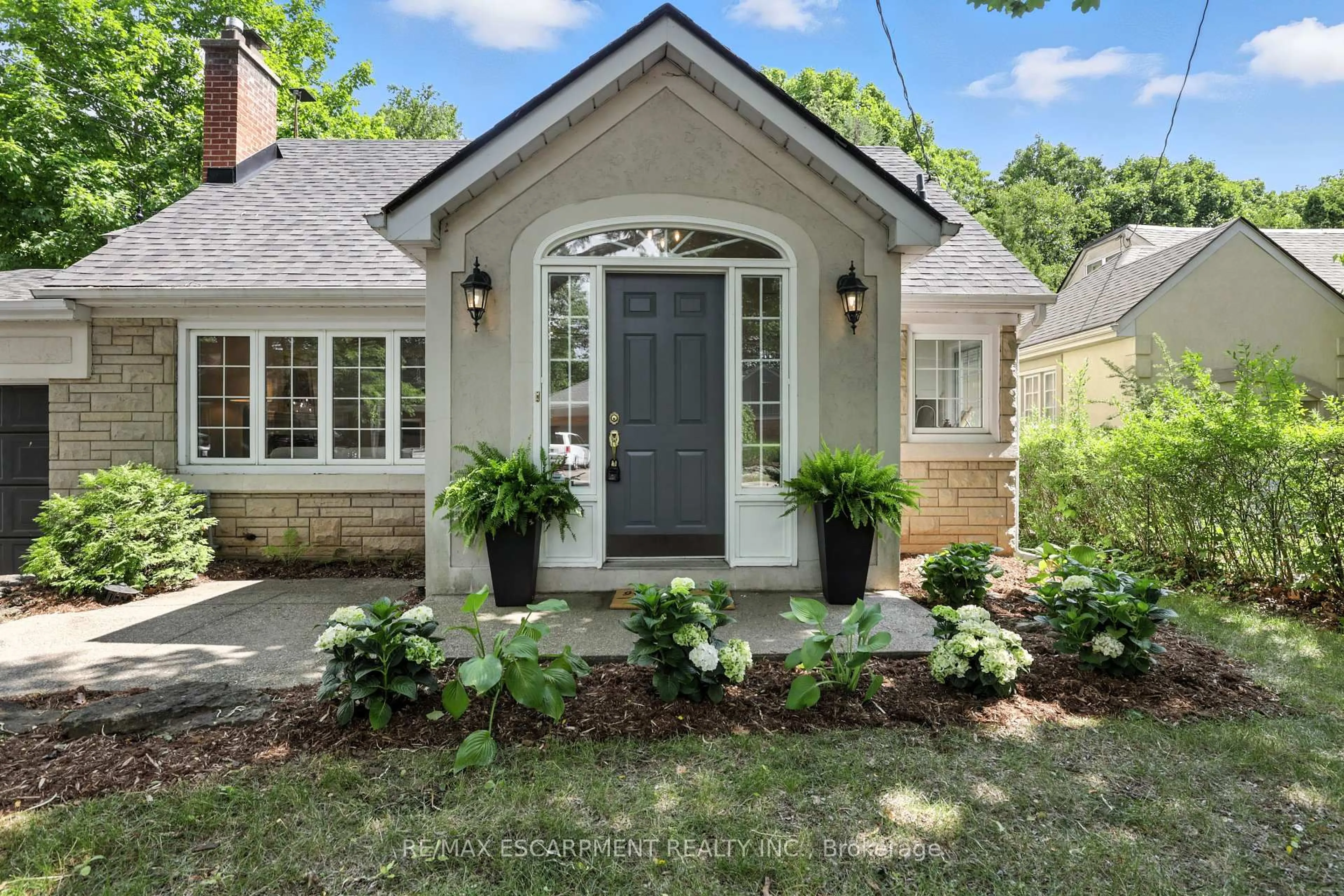 Home with brick exterior material, street for 821 SHADELAND Ave, Burlington Ontario L7T 2M2