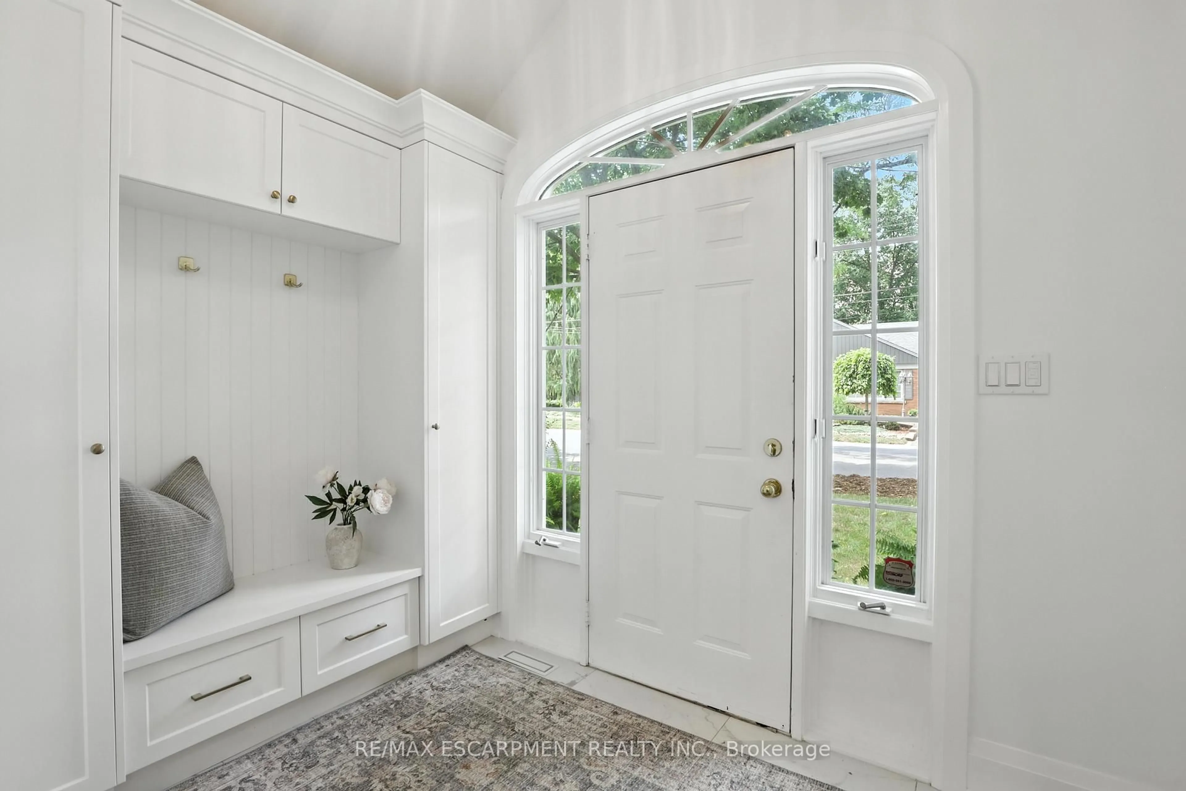 Indoor entryway for 821 SHADELAND Ave, Burlington Ontario L7T 2M2