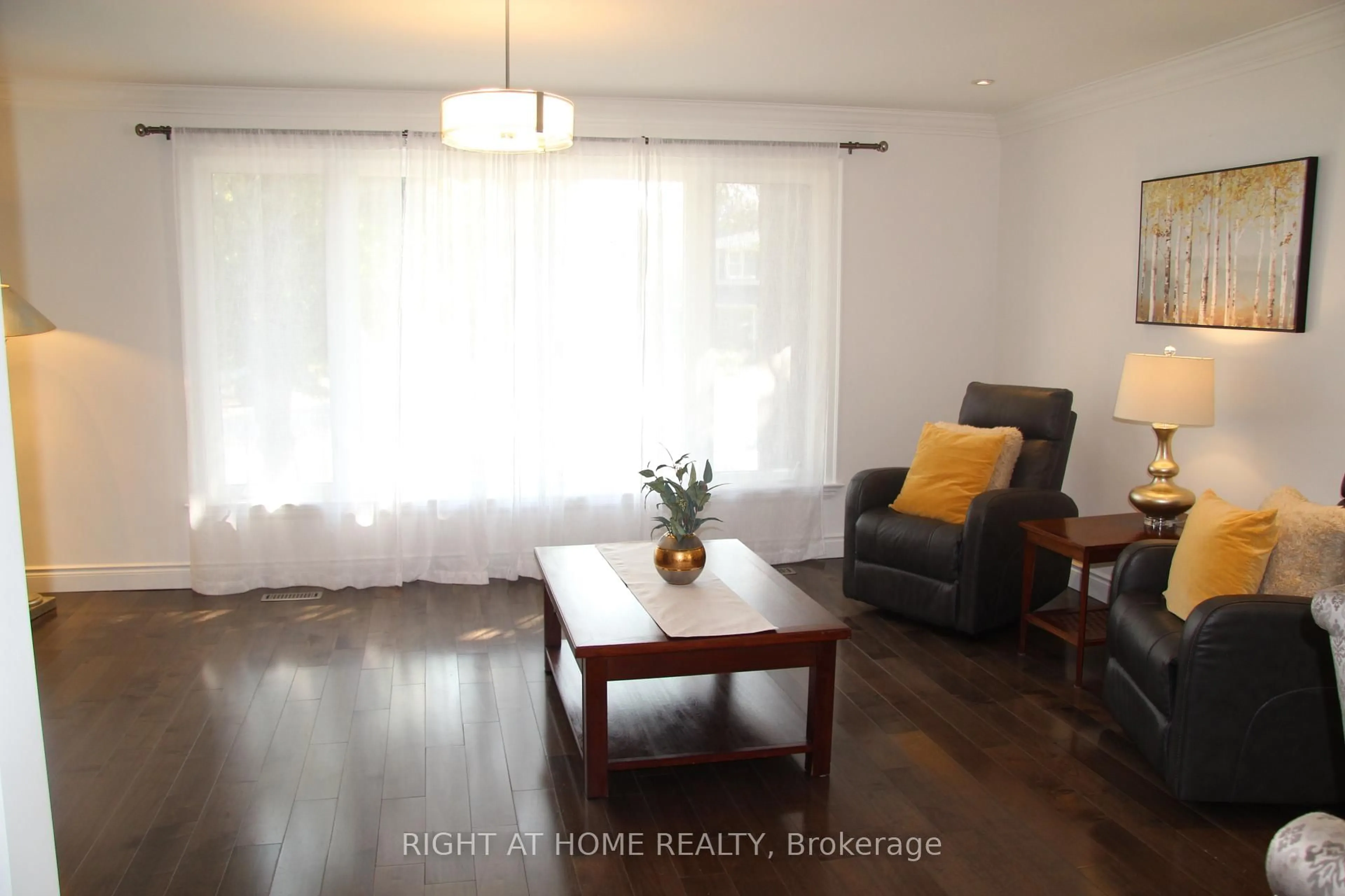 Living room with furniture, wood/laminate floor for 2335 Blase Crt, Mississauga Ontario L5A 1N9