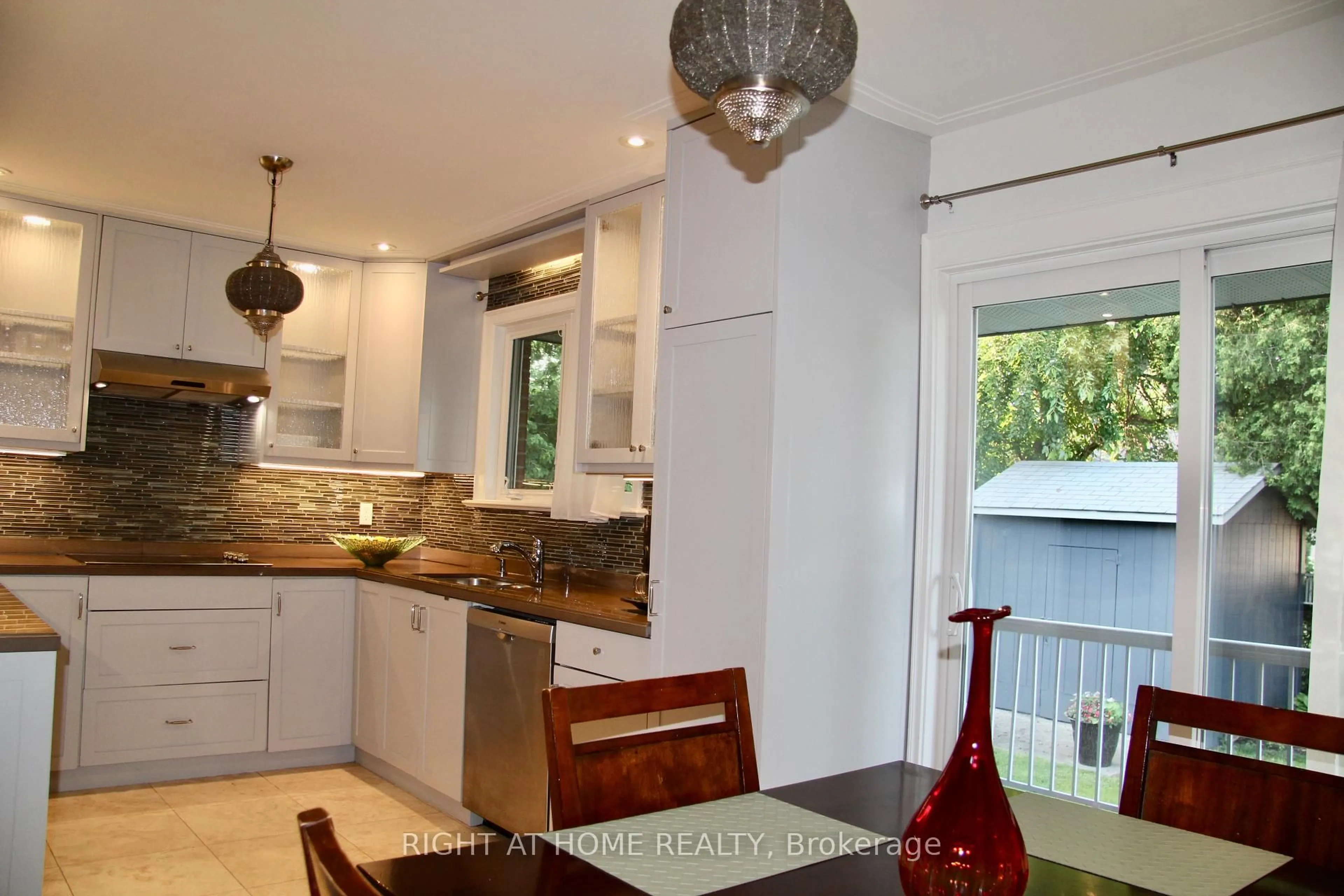 Open concept kitchen, unknown for 2335 Blase Crt, Mississauga Ontario L5A 1N9