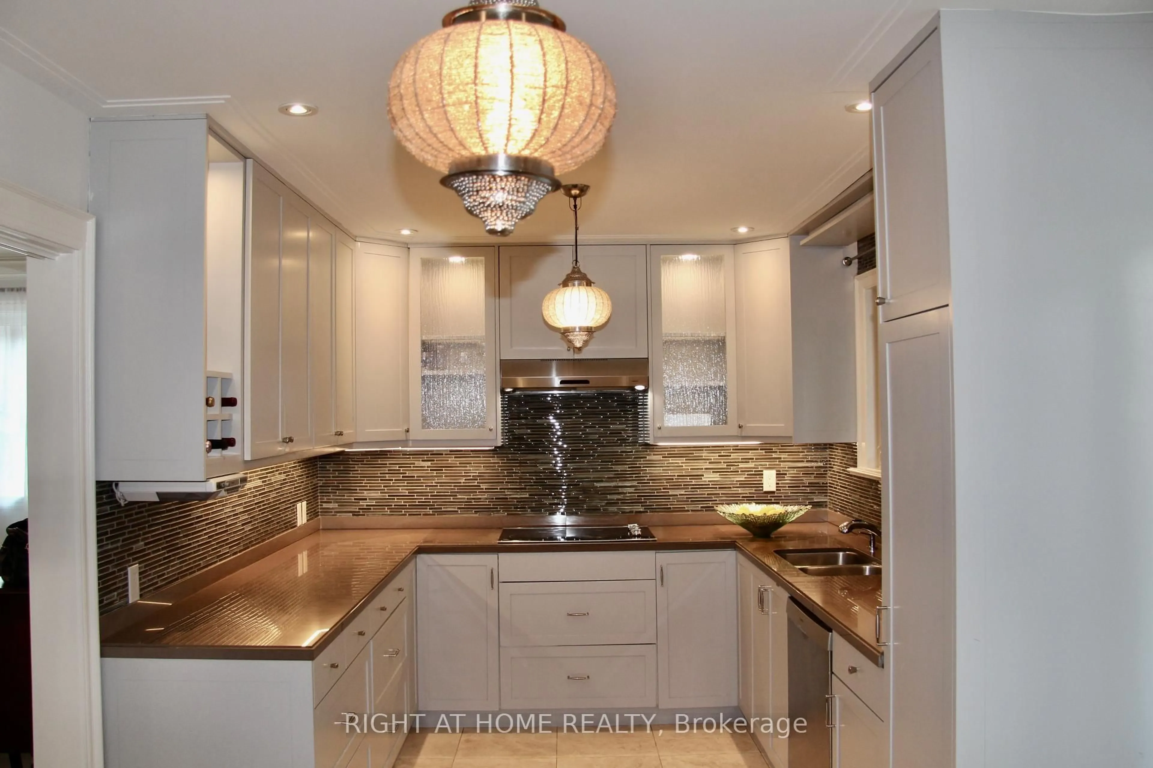 Contemporary kitchen, ceramic/tile floor for 2335 Blase Crt, Mississauga Ontario L5A 1N9