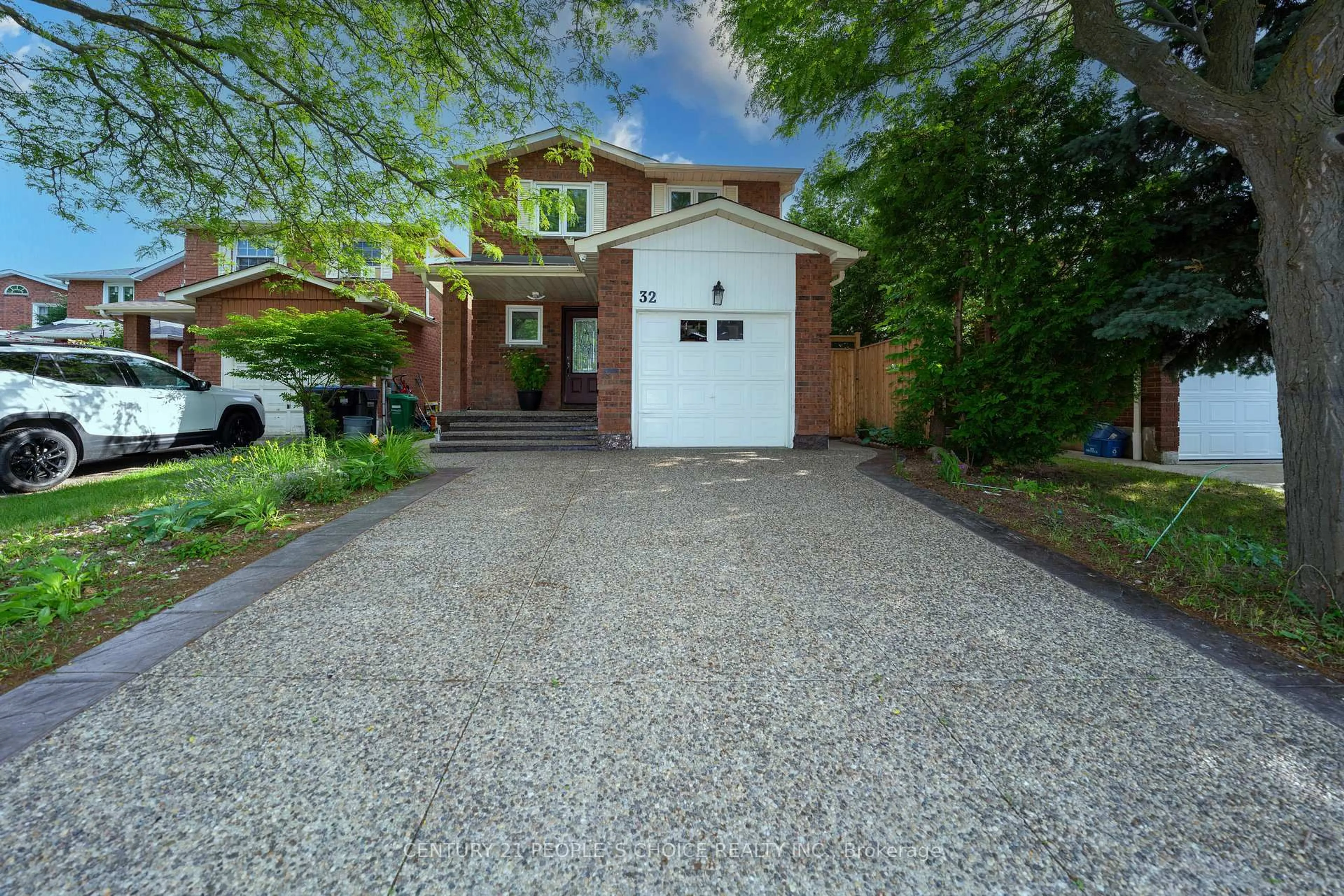 A pic from outside/outdoor area/front of a property/back of a property/a pic from drone, street for 32 Payton Cres, Brampton Ontario L6W 3Y9