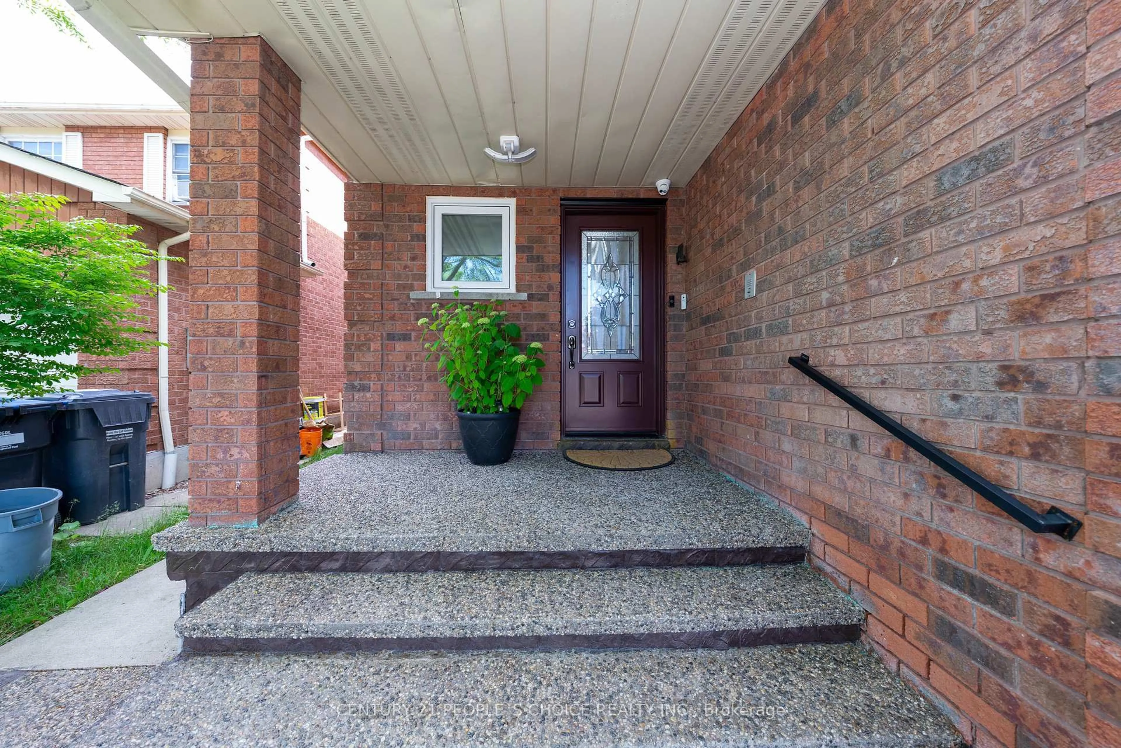 Indoor entryway for 32 Payton Cres, Brampton Ontario L6W 3Y9