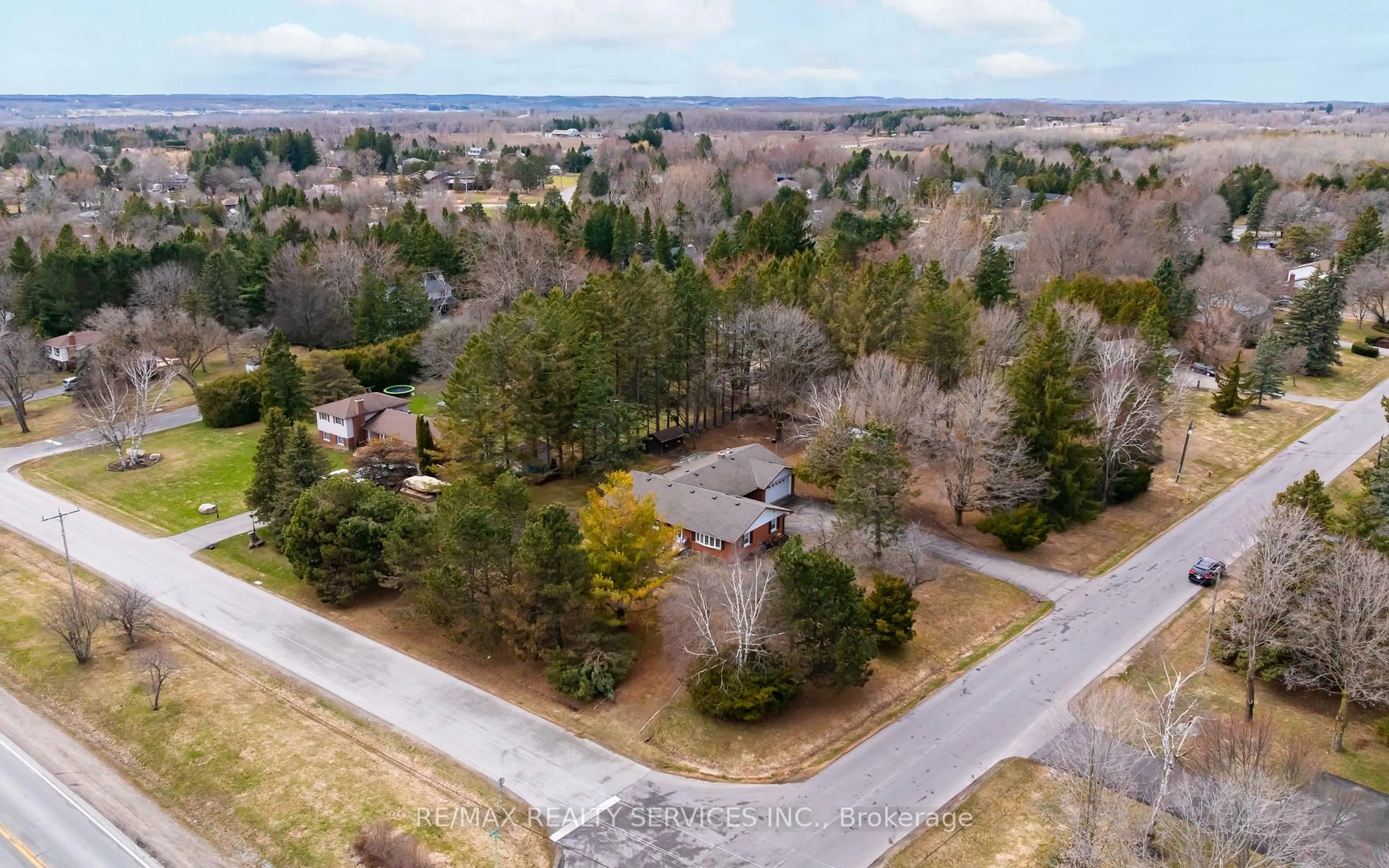 A pic from outside/outdoor area/front of a property/back of a property/a pic from drone, unknown for 1675 Hawthorn Ave, Caledon Ontario L7K 0X3