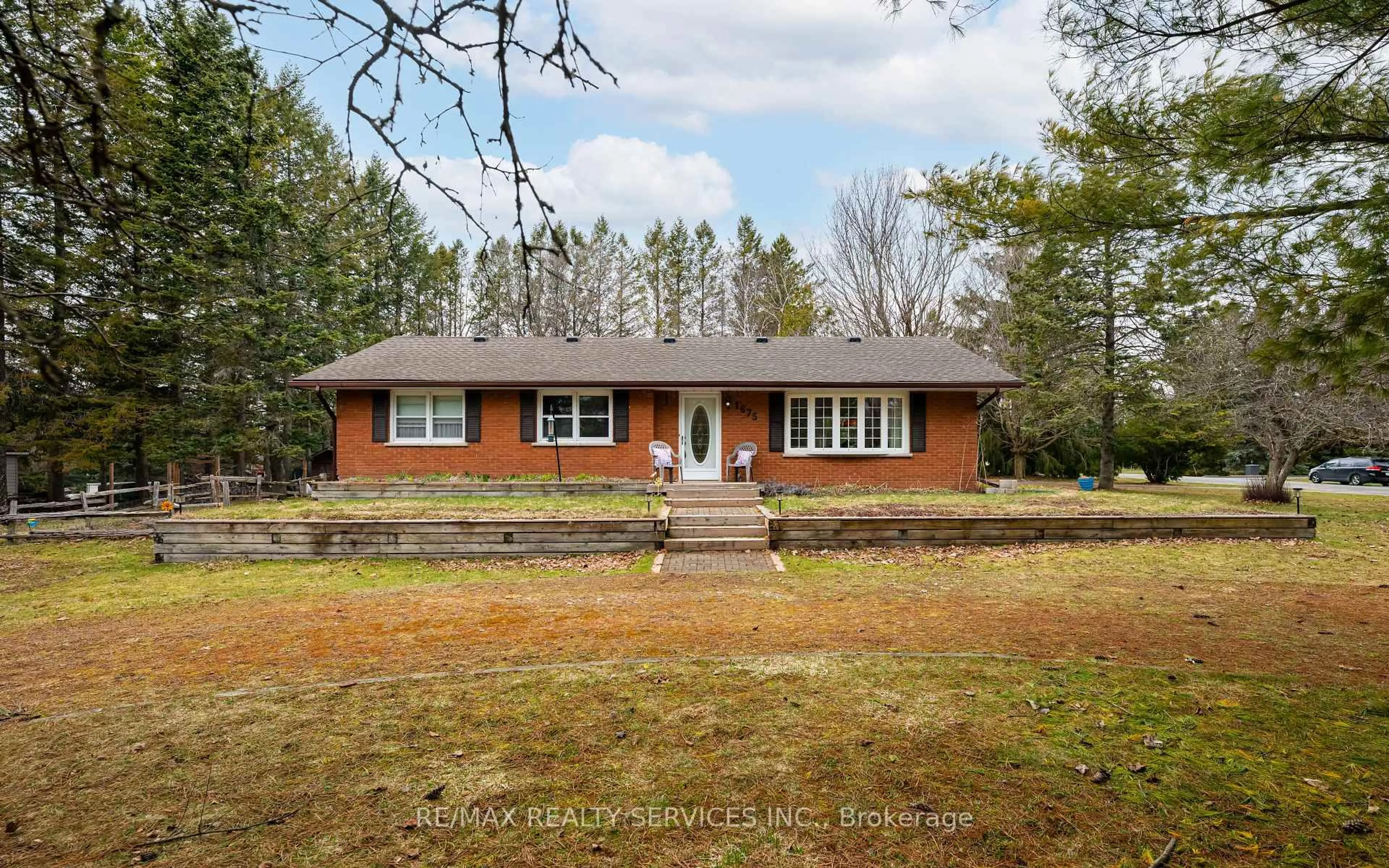 Home with brick exterior material, street for 1675 Hawthorn Ave, Caledon Ontario L7K 0X3