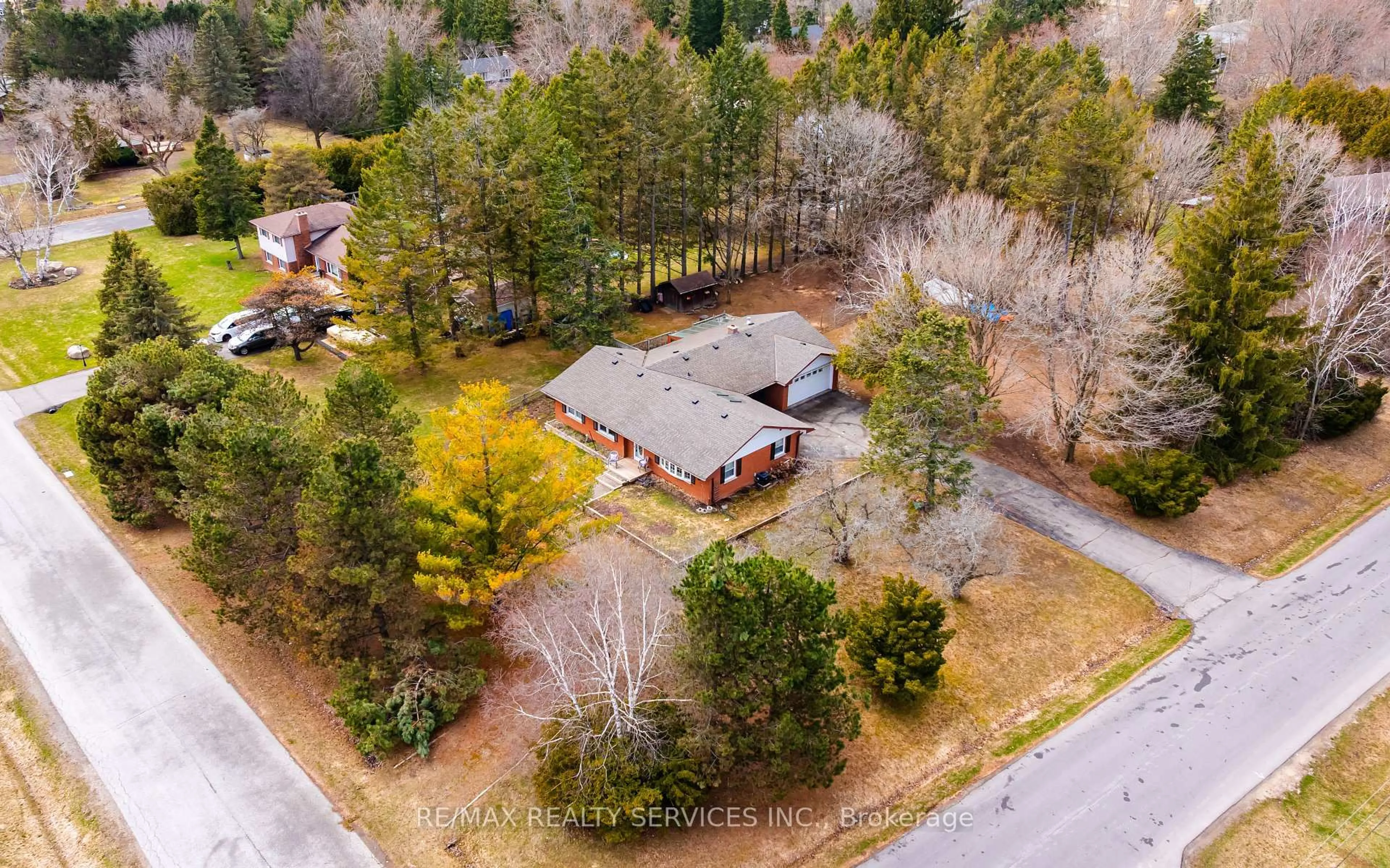 A pic from outside/outdoor area/front of a property/back of a property/a pic from drone, unknown for 1675 Hawthorn Ave, Caledon Ontario L7K 0X3