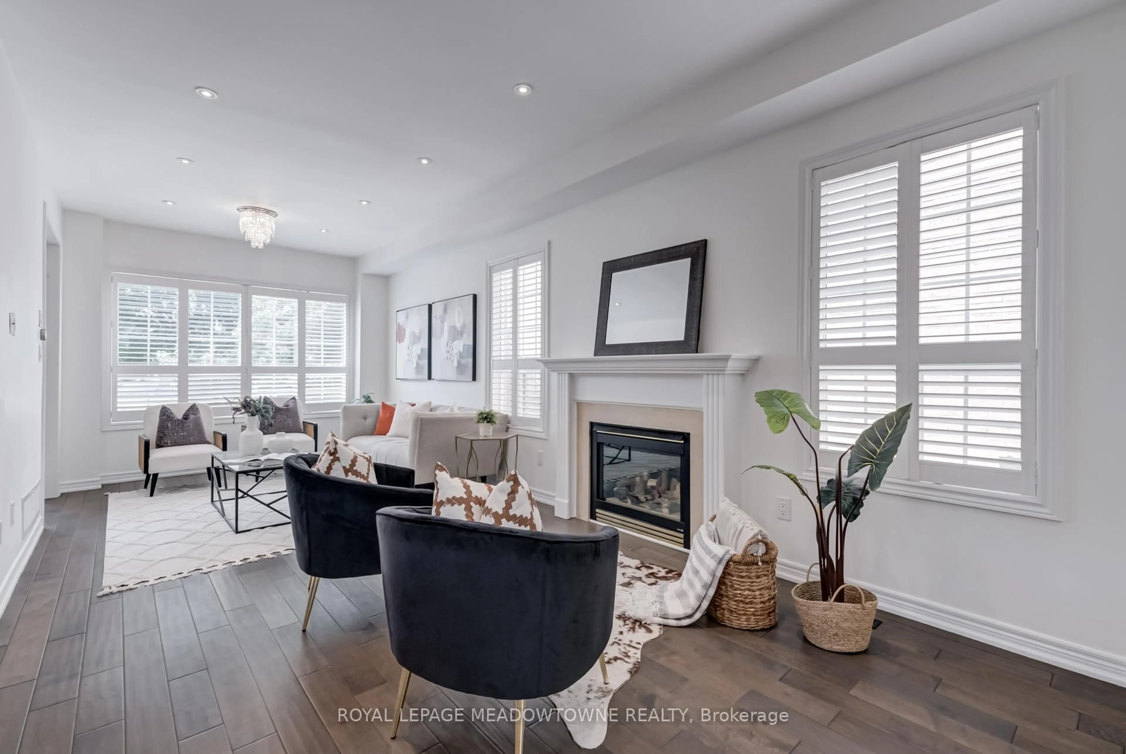 Living room with furniture, unknown for 5842 Terrapark Tr, Mississauga Ontario L5M 6S1