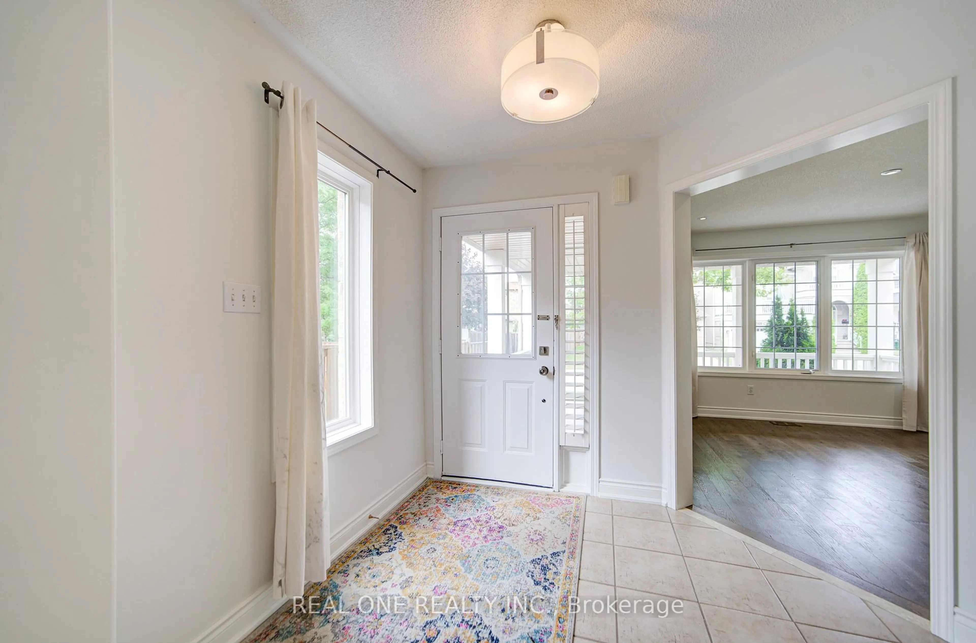 Indoor entryway for 5572 Capri Gate, Mississauga Ontario L5M 6M4