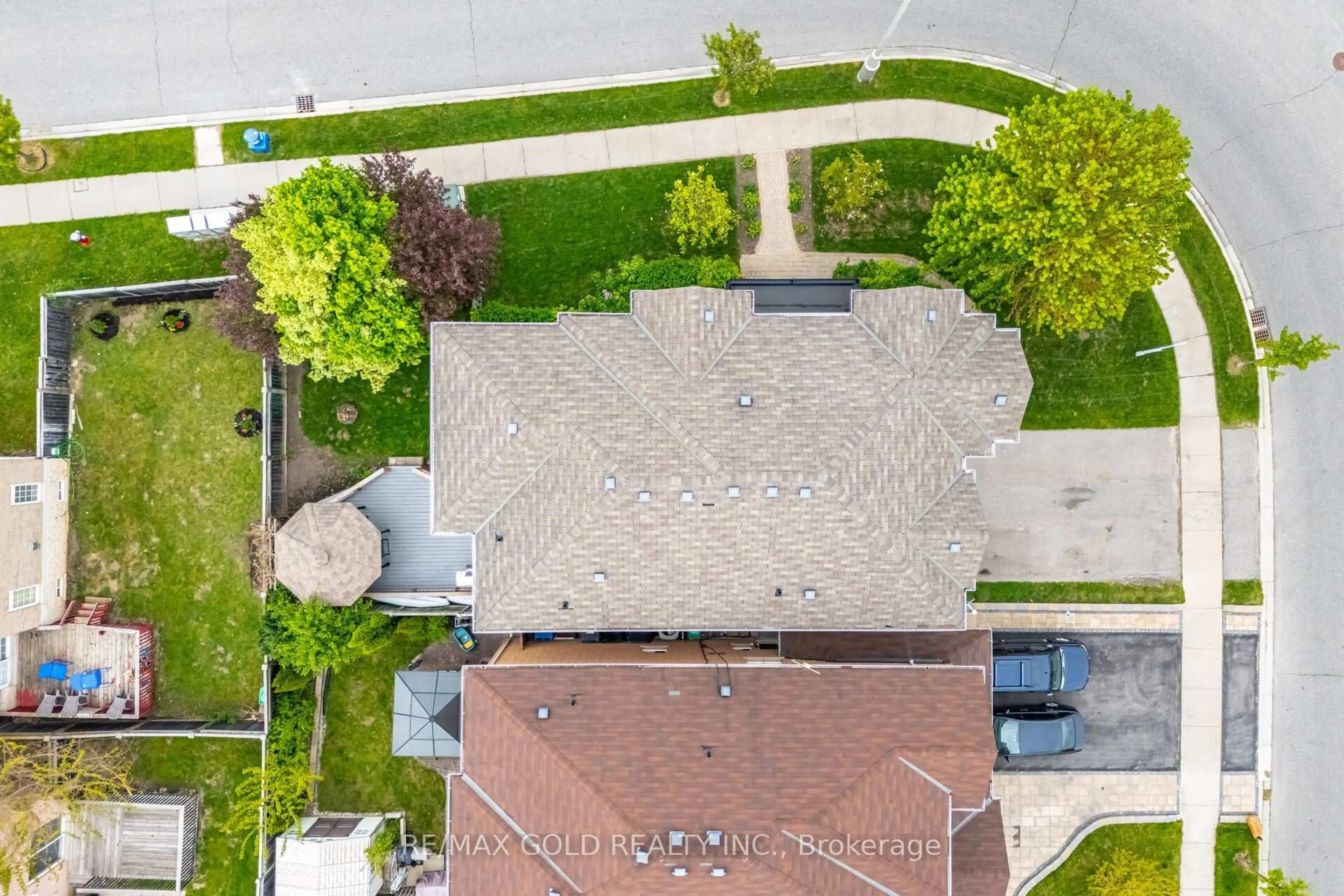 A pic from outside/outdoor area/front of a property/back of a property/a pic from drone, street for 16 Larkberry Rd, Brampton Ontario L6X 0R7