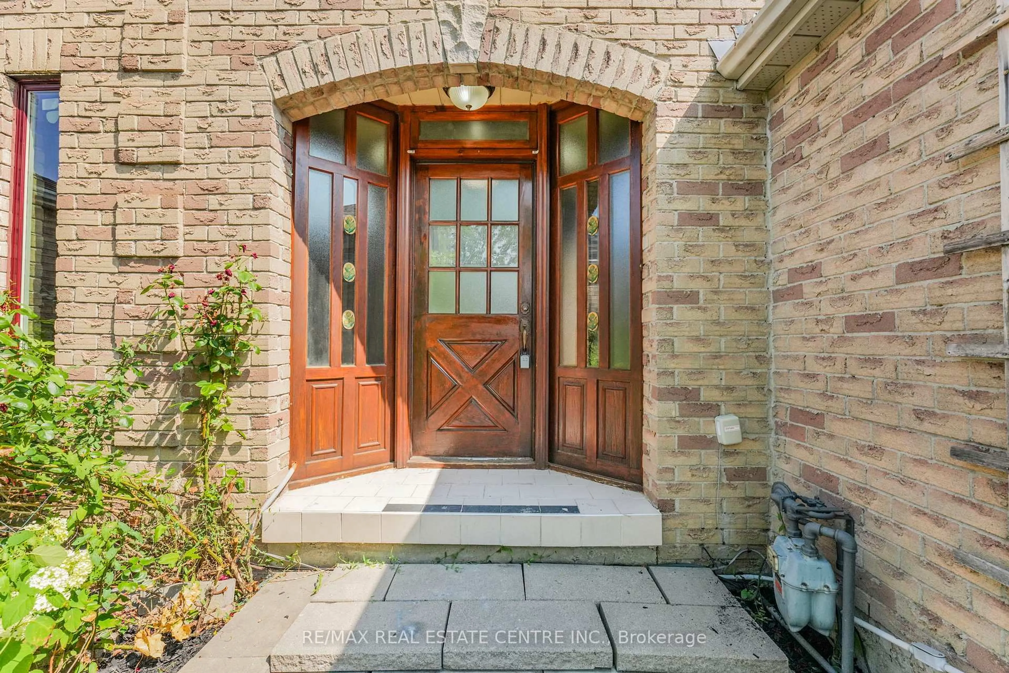Indoor entryway for 337 Assiniboine Tr, Mississauga Ontario L5R 2Y2