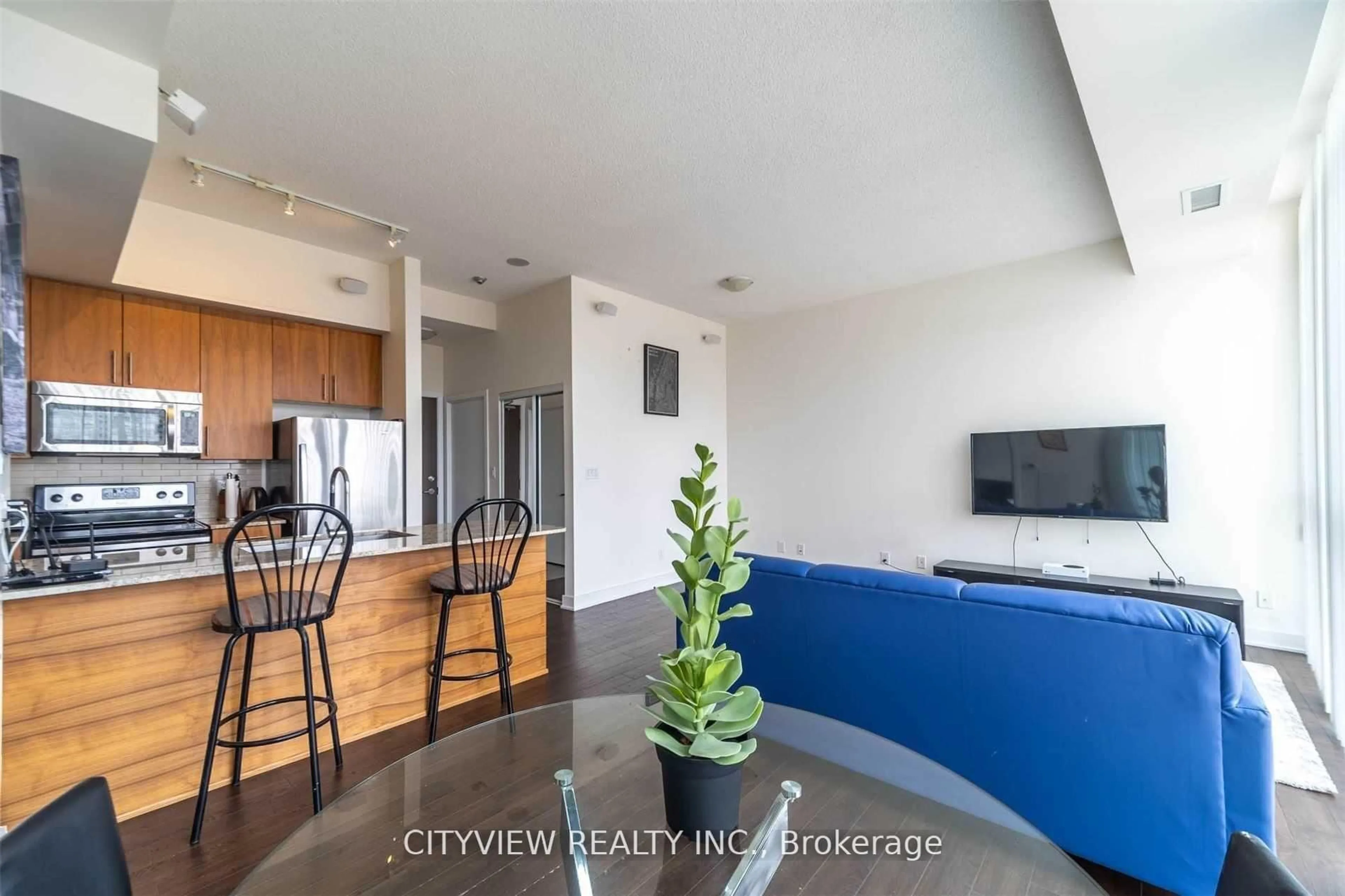 Living room with furniture, wood/laminate floor for 4099 Brickstone Mews #707, Mississauga Ontario L5B 0H3