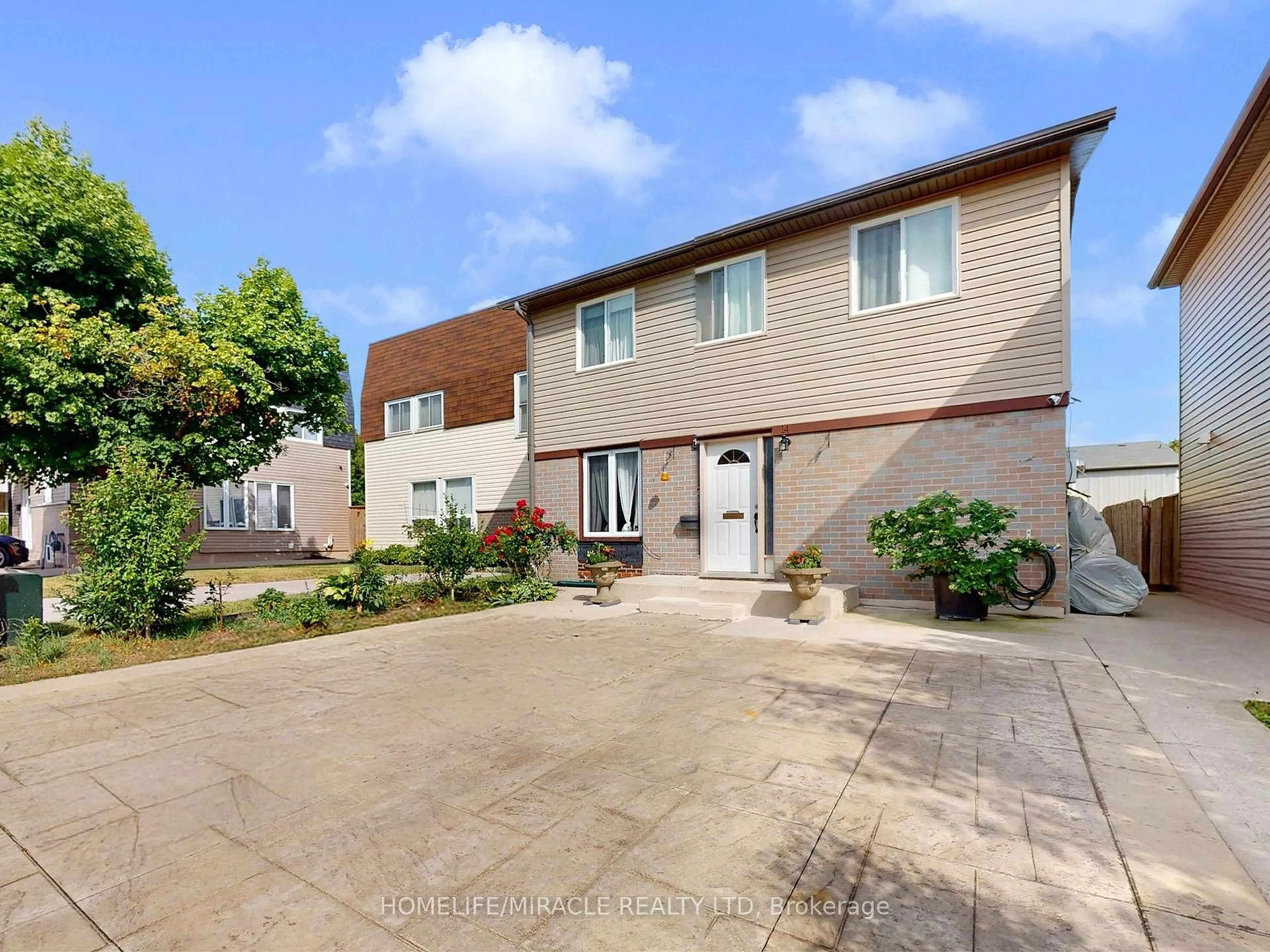 A pic from outside/outdoor area/front of a property/back of a property/a pic from drone, street for 14 Hawkins Crt, Brampton Ontario L6S 2N7