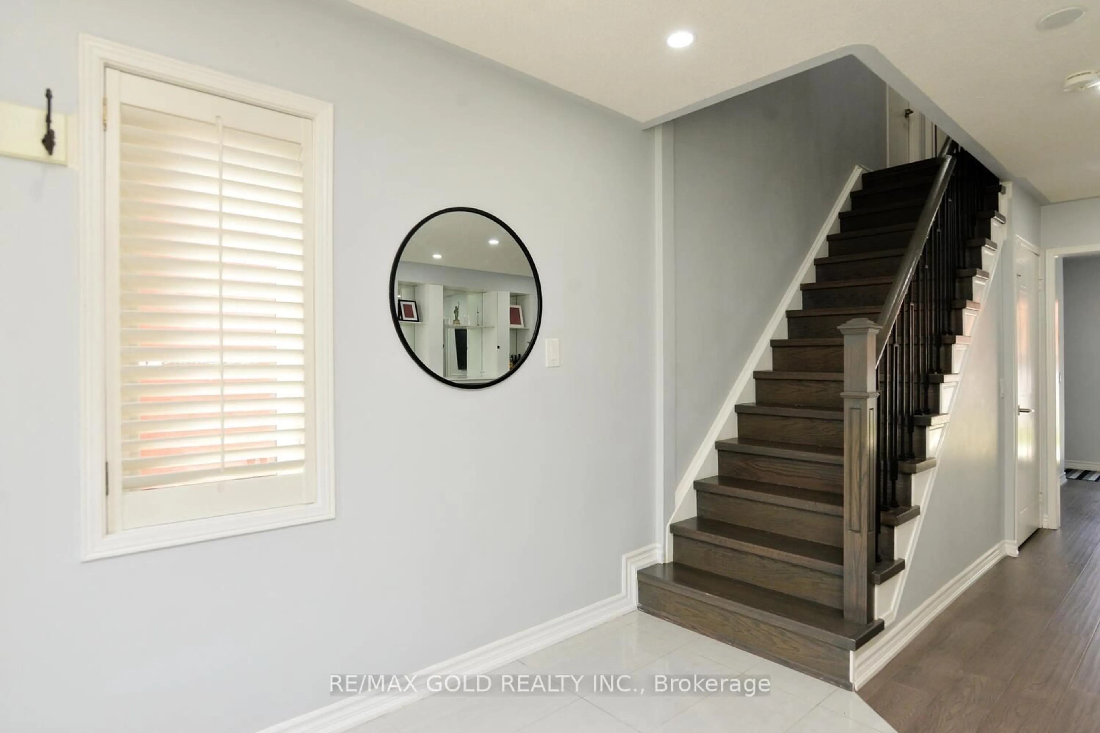 Indoor entryway for 7 Lofty Pines Pl, Brampton Ontario L6R 1K6