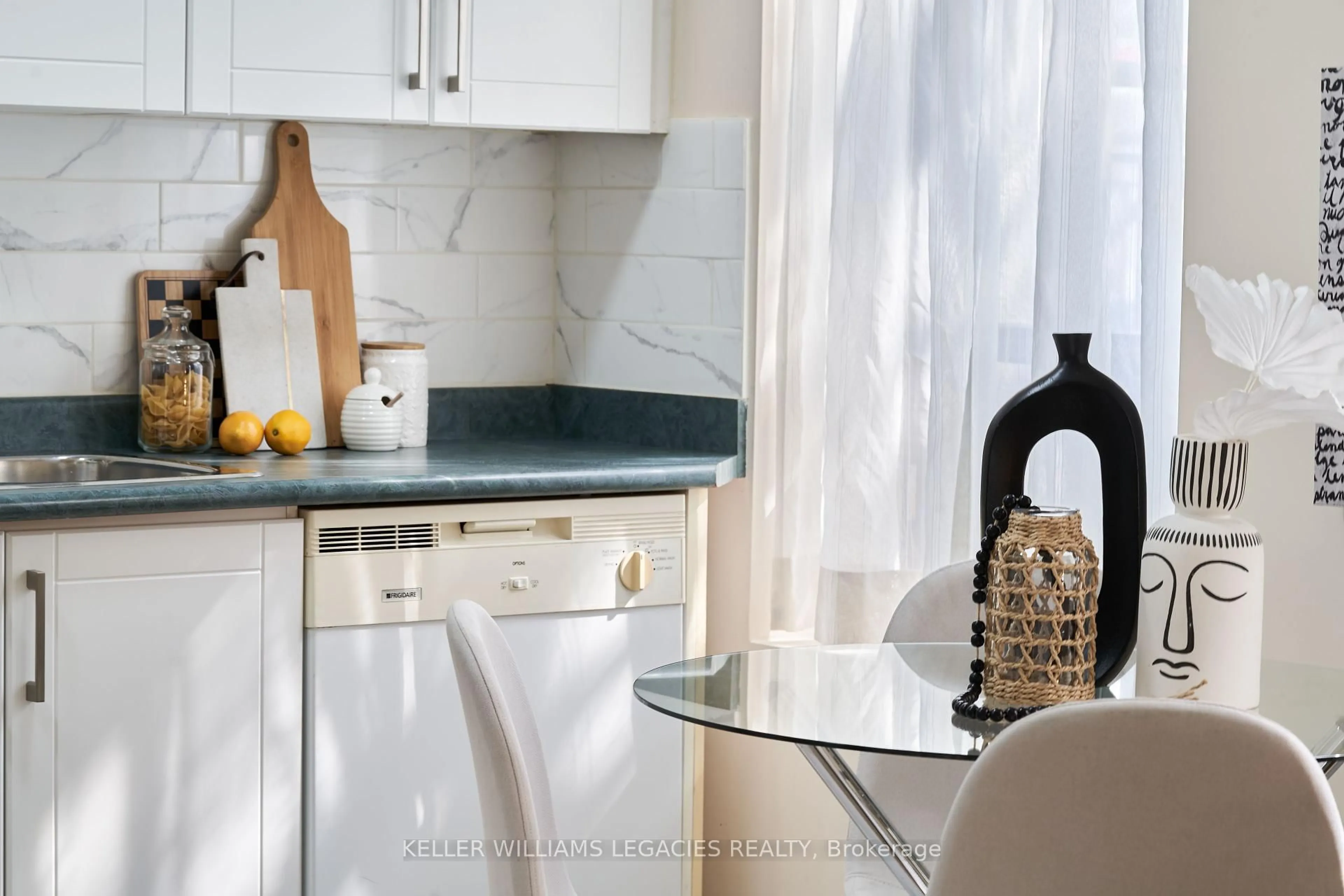 Open concept kitchen, ceramic/tile floor for 2874 Keele St #205, Toronto Ontario M3M 3C4