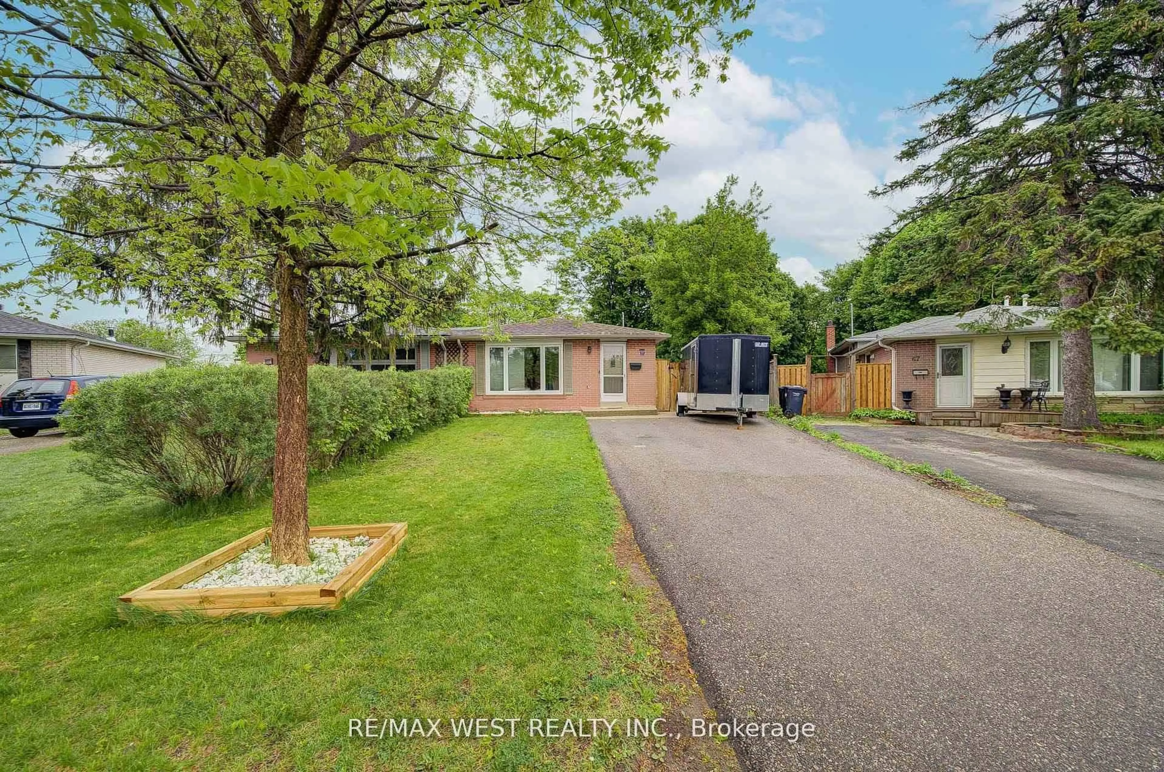 A pic from outside/outdoor area/front of a property/back of a property/a pic from drone, street for 65 Belmont Dr, Brampton Ontario L6T 2K5