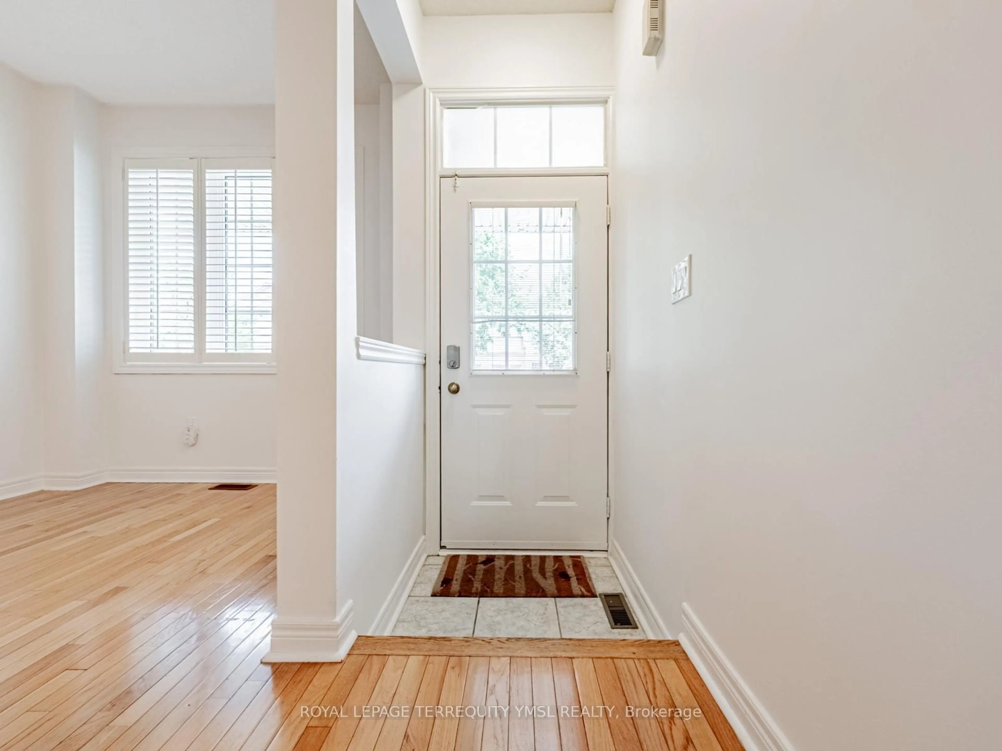 Indoor entryway for 4834 Yorkshire Ave, Mississauga Ontario L4Z 4G8