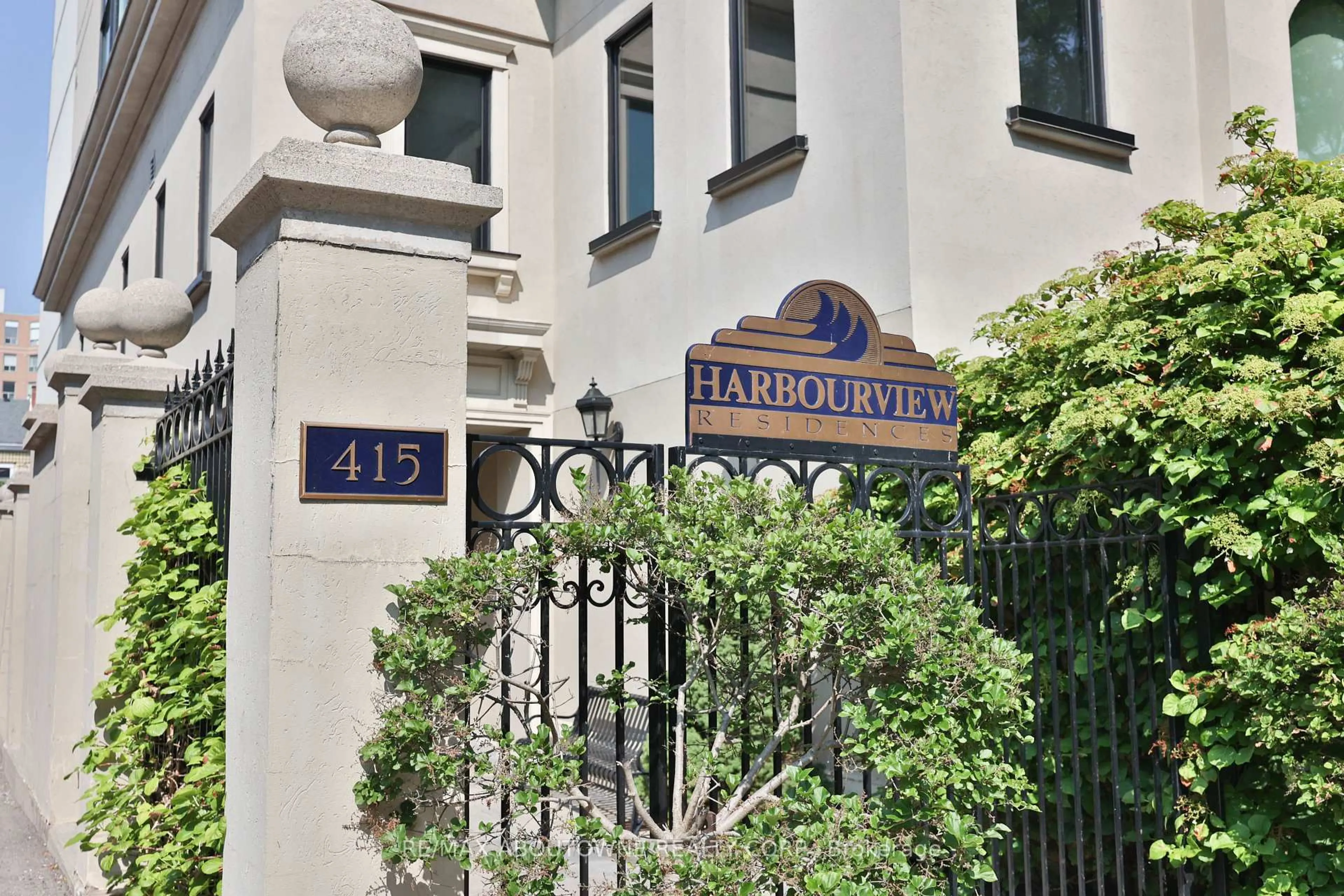 Indoor foyer for 415 Locust St #1103, Burlington Ontario L7S 2J2