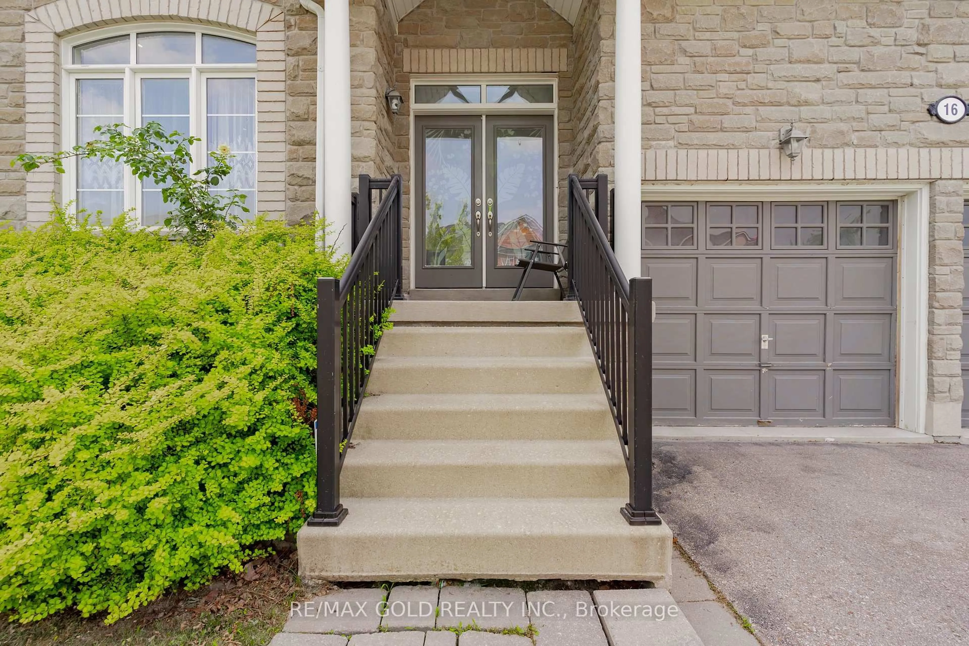 Indoor entryway for 16 Palmvalley Dr, Brampton Ontario L6P 2V4
