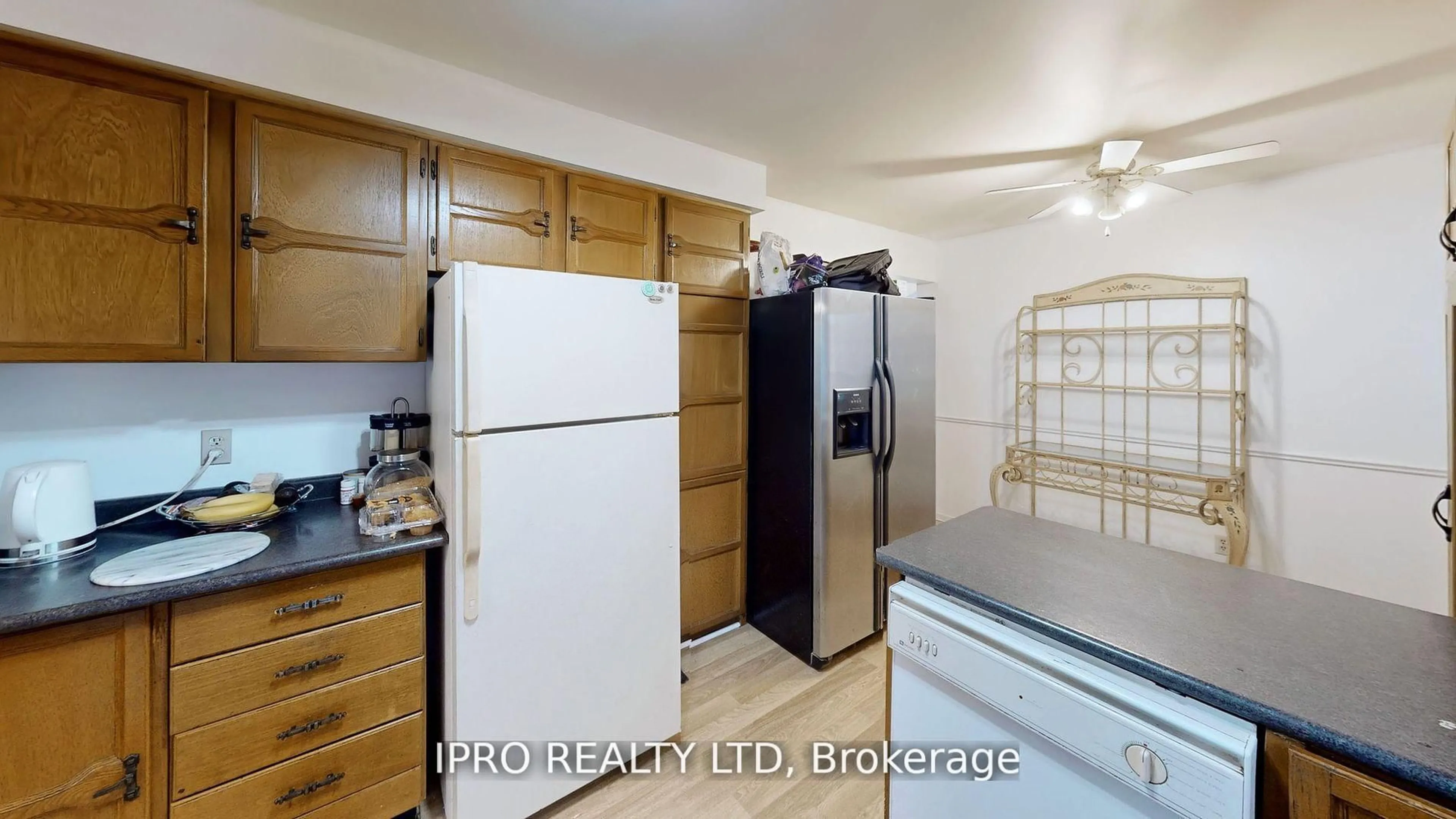 Standard kitchen, unknown for 32 Dafoe Cres, Brampton Ontario L6Y 2L2