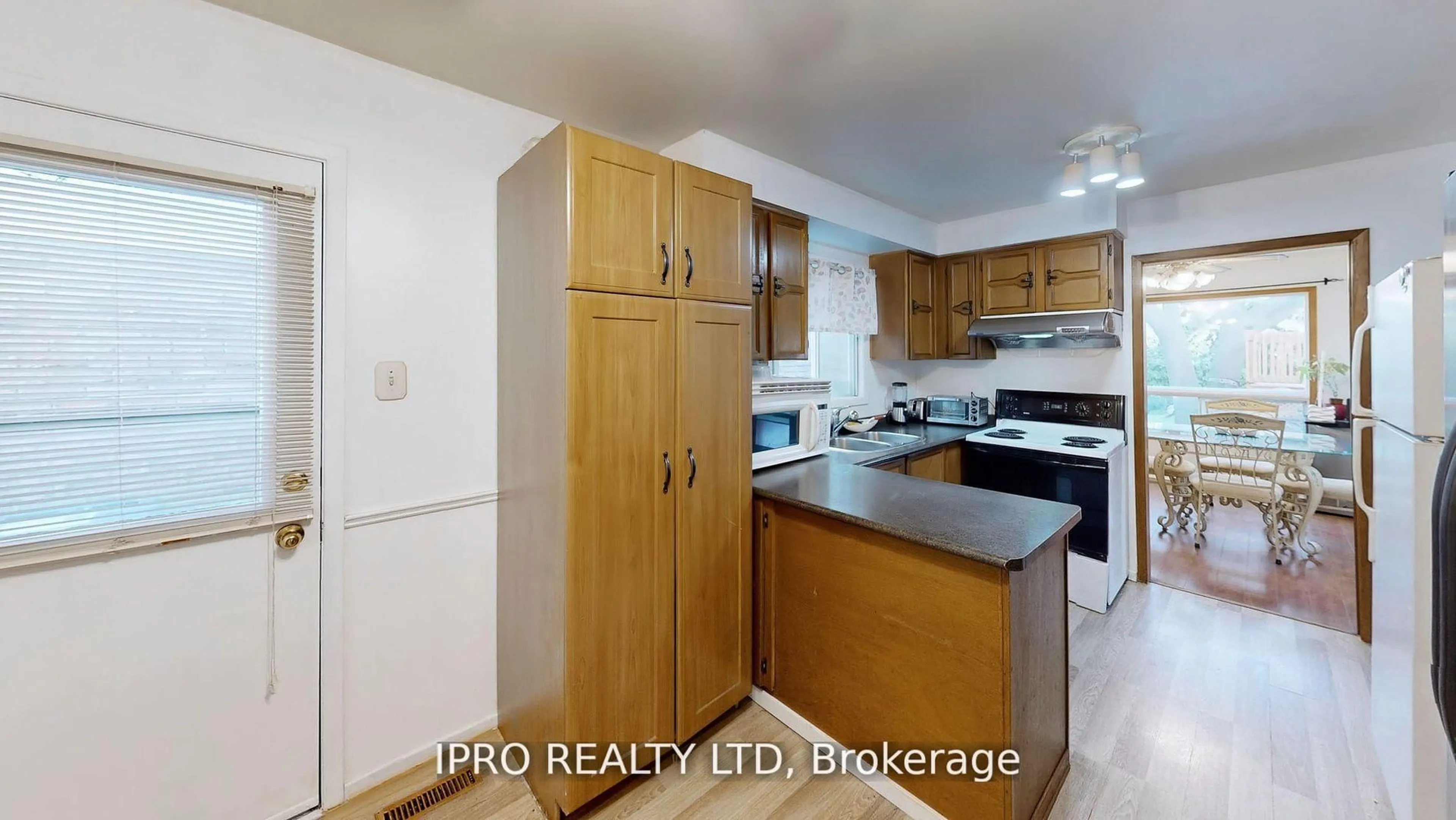 Standard kitchen, unknown for 32 Dafoe Cres, Brampton Ontario L6Y 2L2