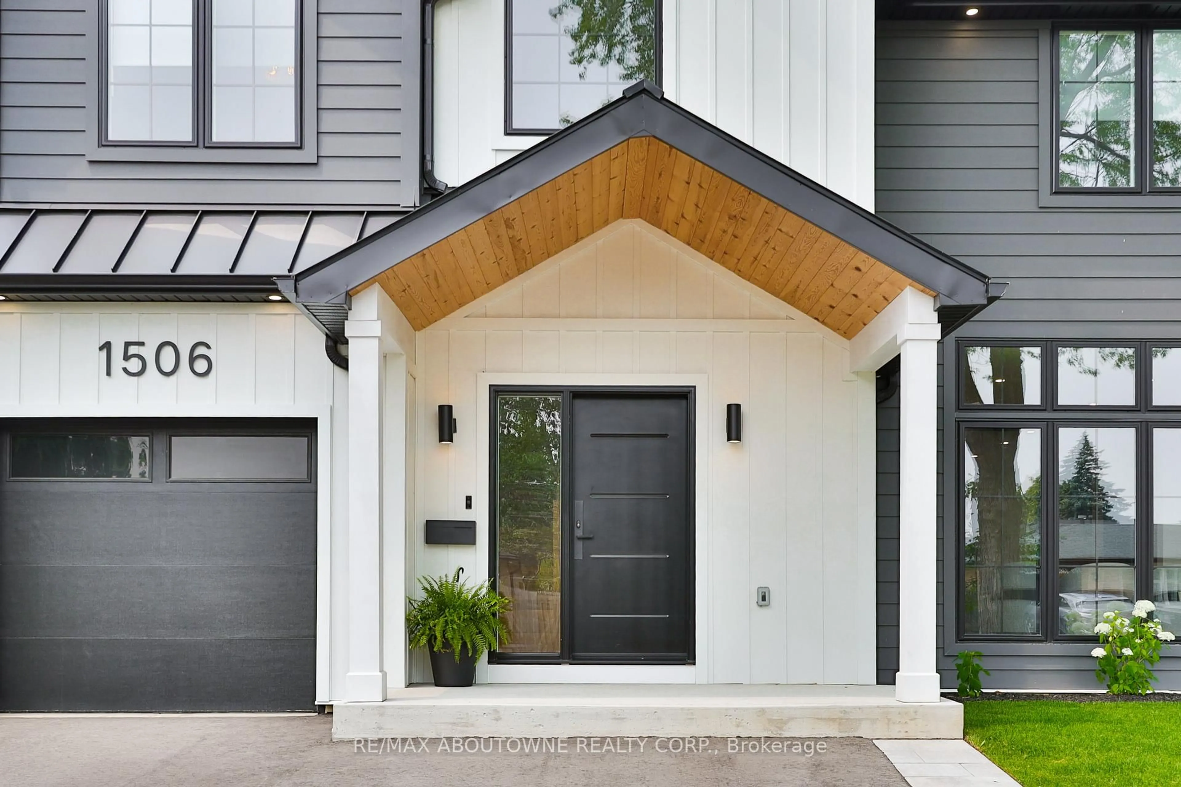 Indoor entryway for 1506 Newlands Cres, Burlington Ontario L7M 1N9