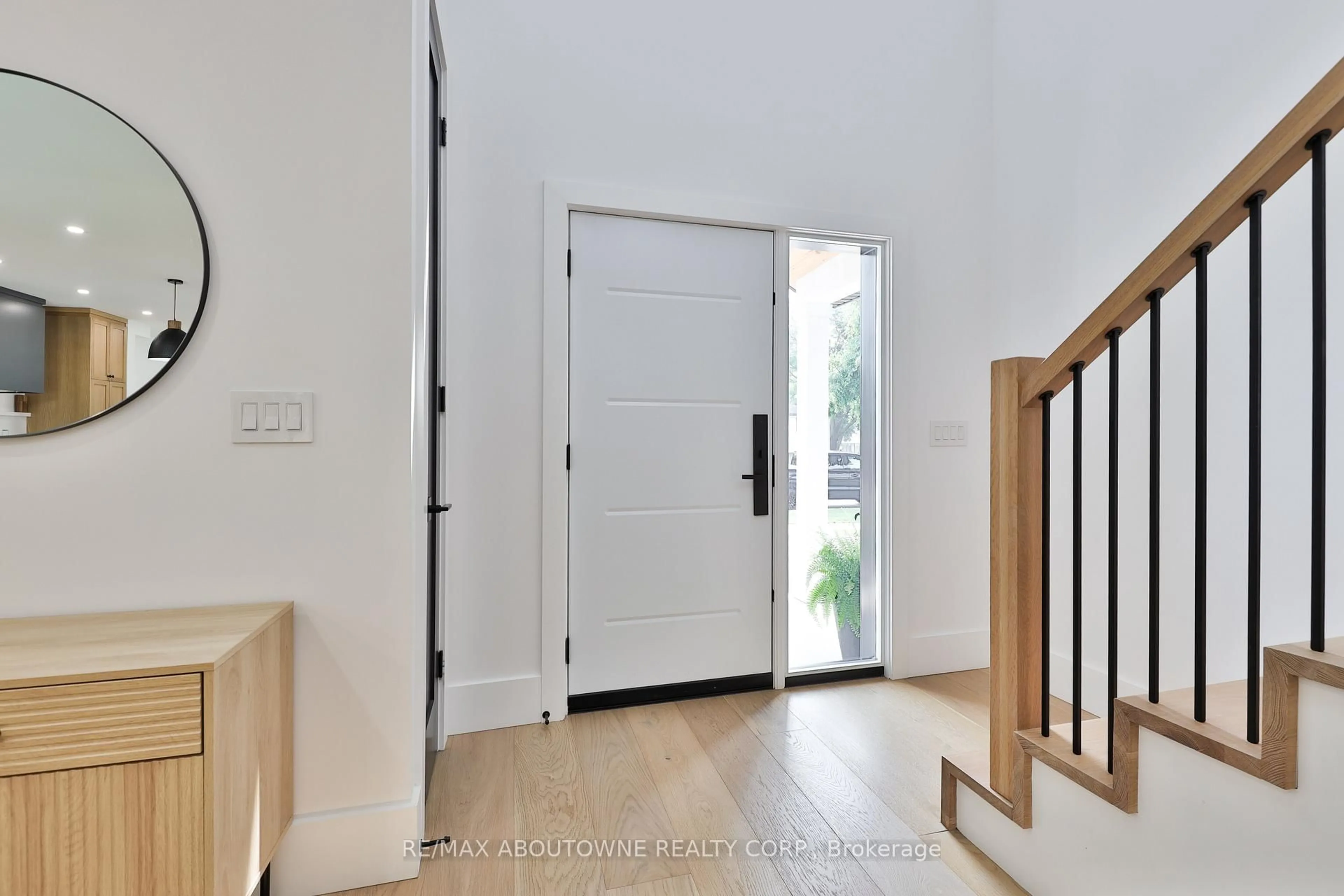 Indoor entryway for 1506 Newlands Cres, Burlington Ontario L7M 1N9