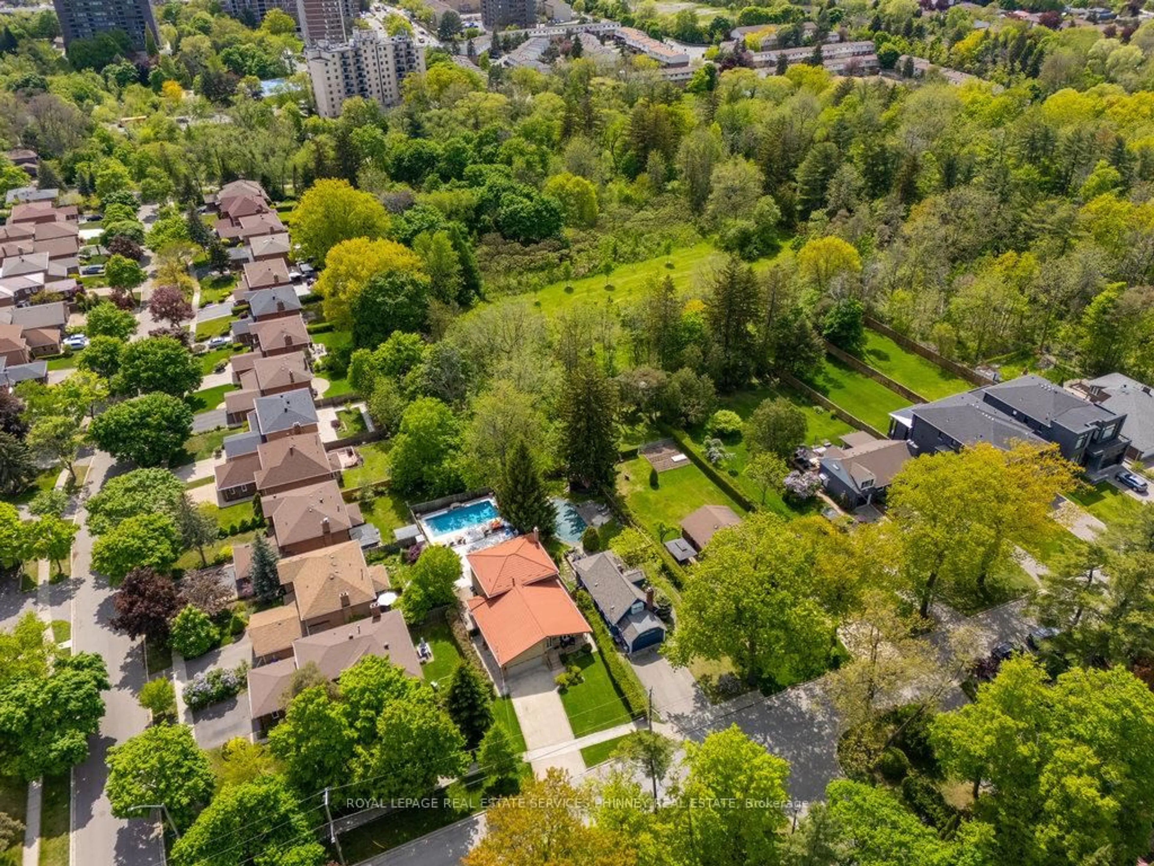 A pic from outside/outdoor area/front of a property/back of a property/a pic from drone, city buildings view from balcony for 3098 Given Rd, Mississauga Ontario L5A 2N3