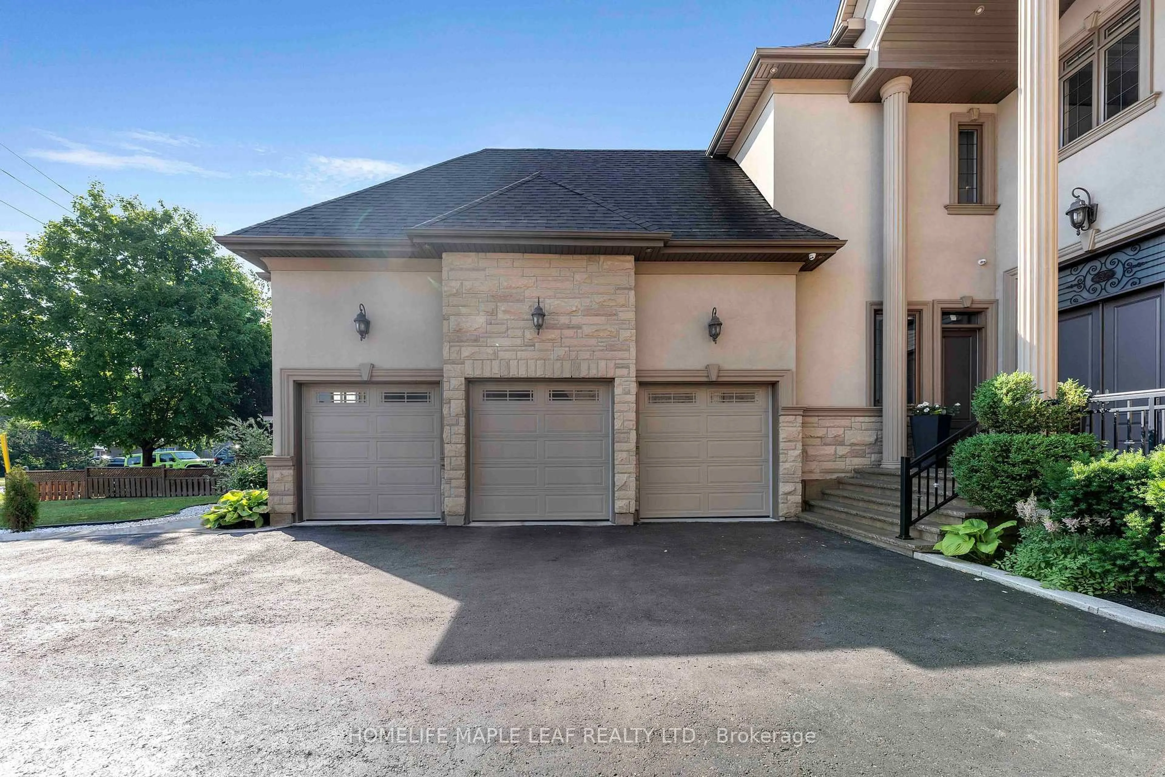 Indoor garage for 7588 Redstone Rd, Mississauga Ontario L4T 2B9