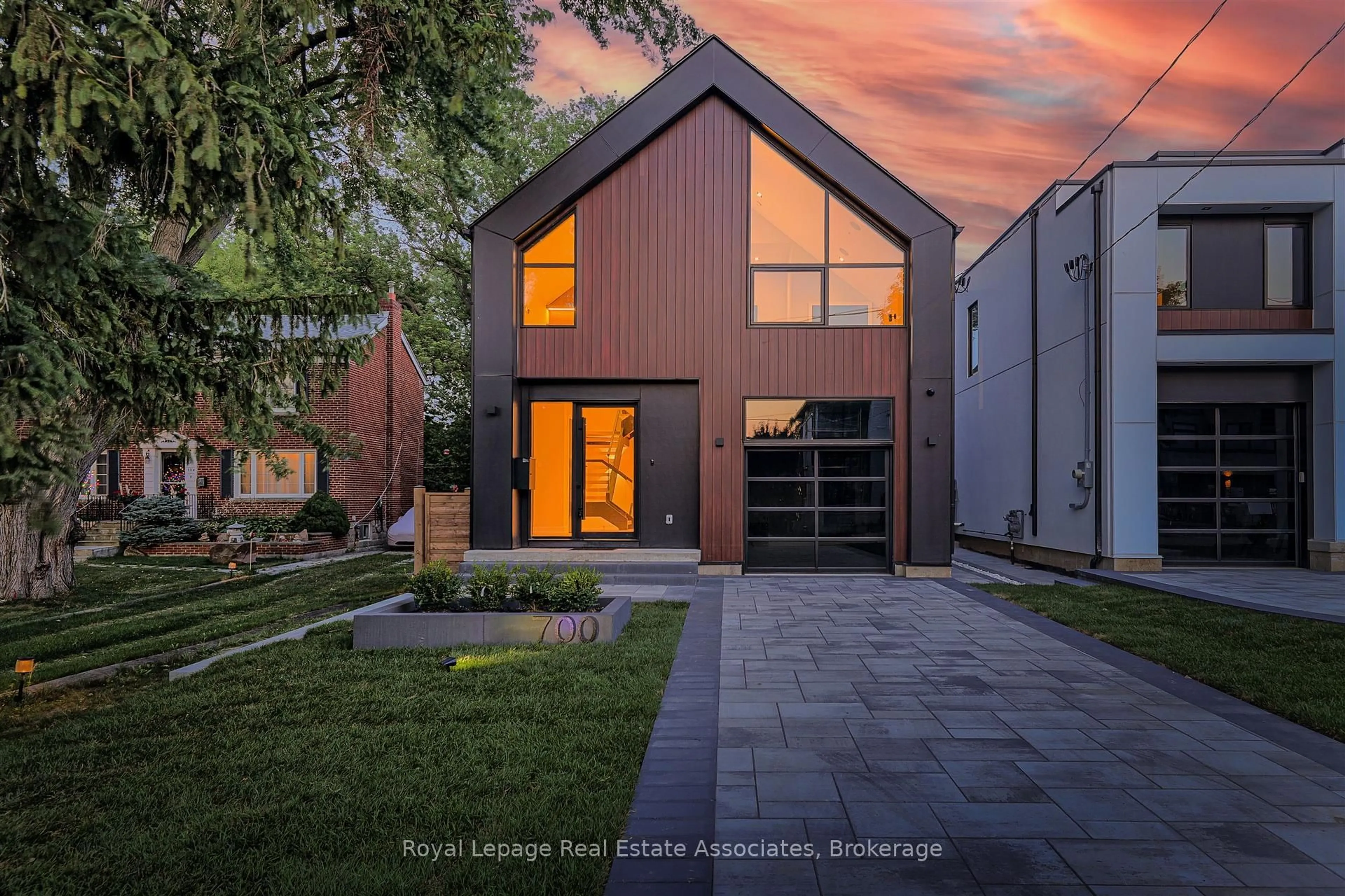 Home with brick exterior material, street for 700 Montbeck Cres, Mississauga Ontario L5G 1P3
