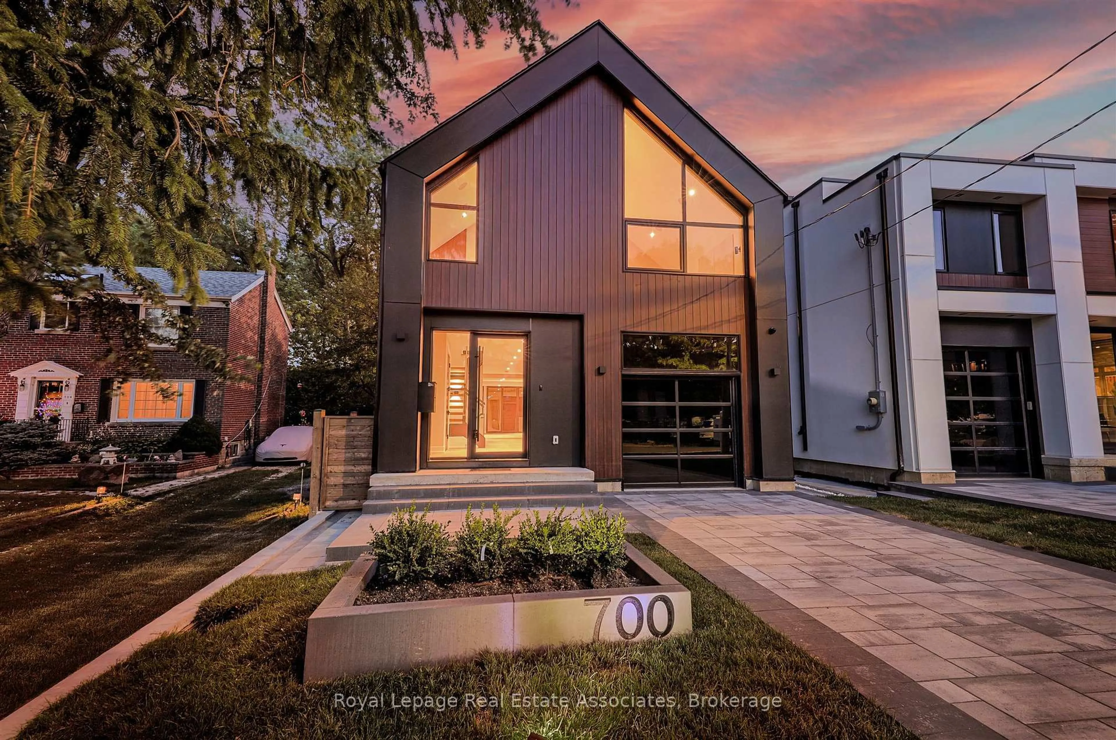 Home with brick exterior material, street for 700 Montbeck Cres, Mississauga Ontario L5G 1P3